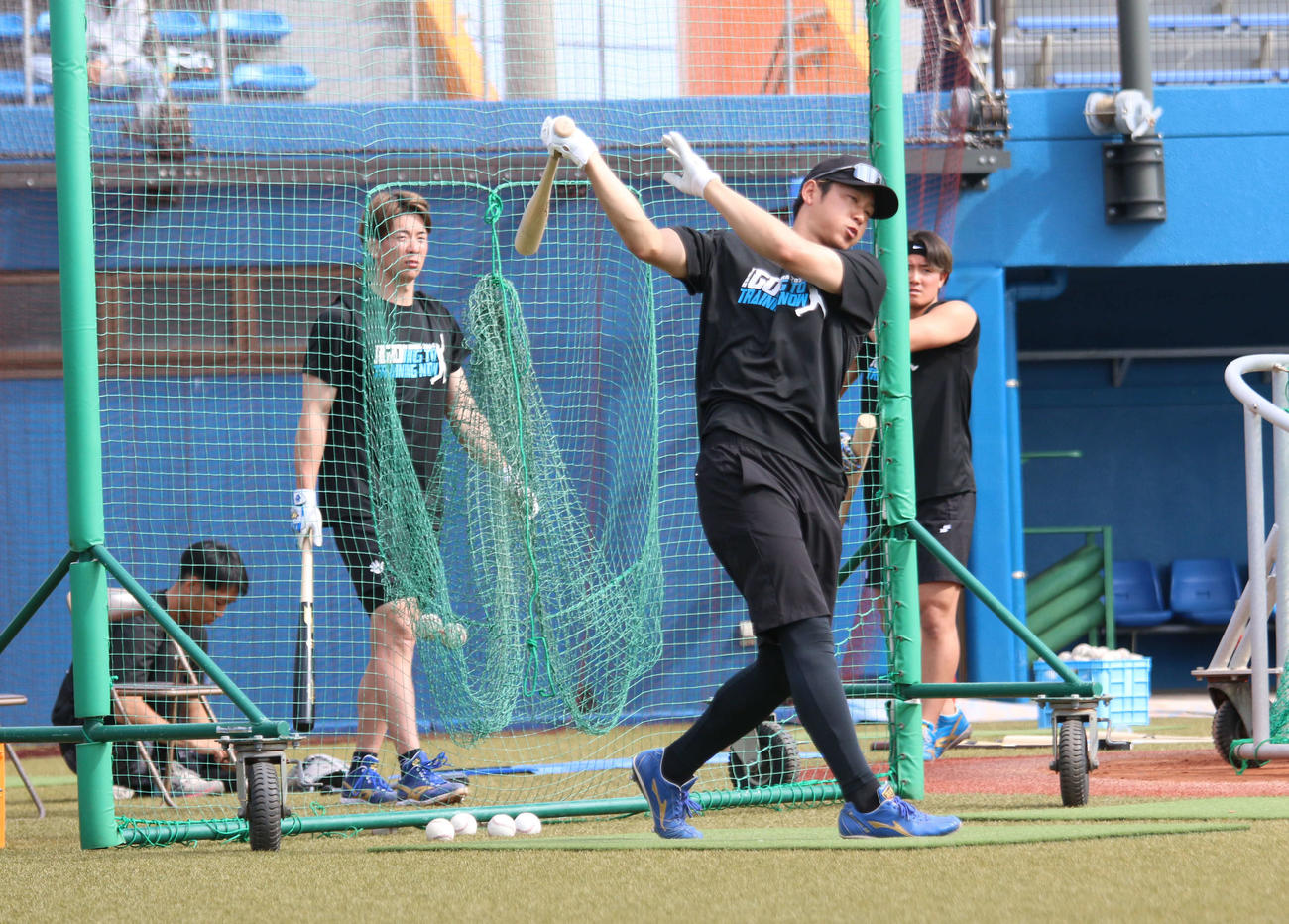 沖縄・伊江村での自主トレを公開した日本ハム石井（左は松本剛、右は郡）（撮影・木下大輔）