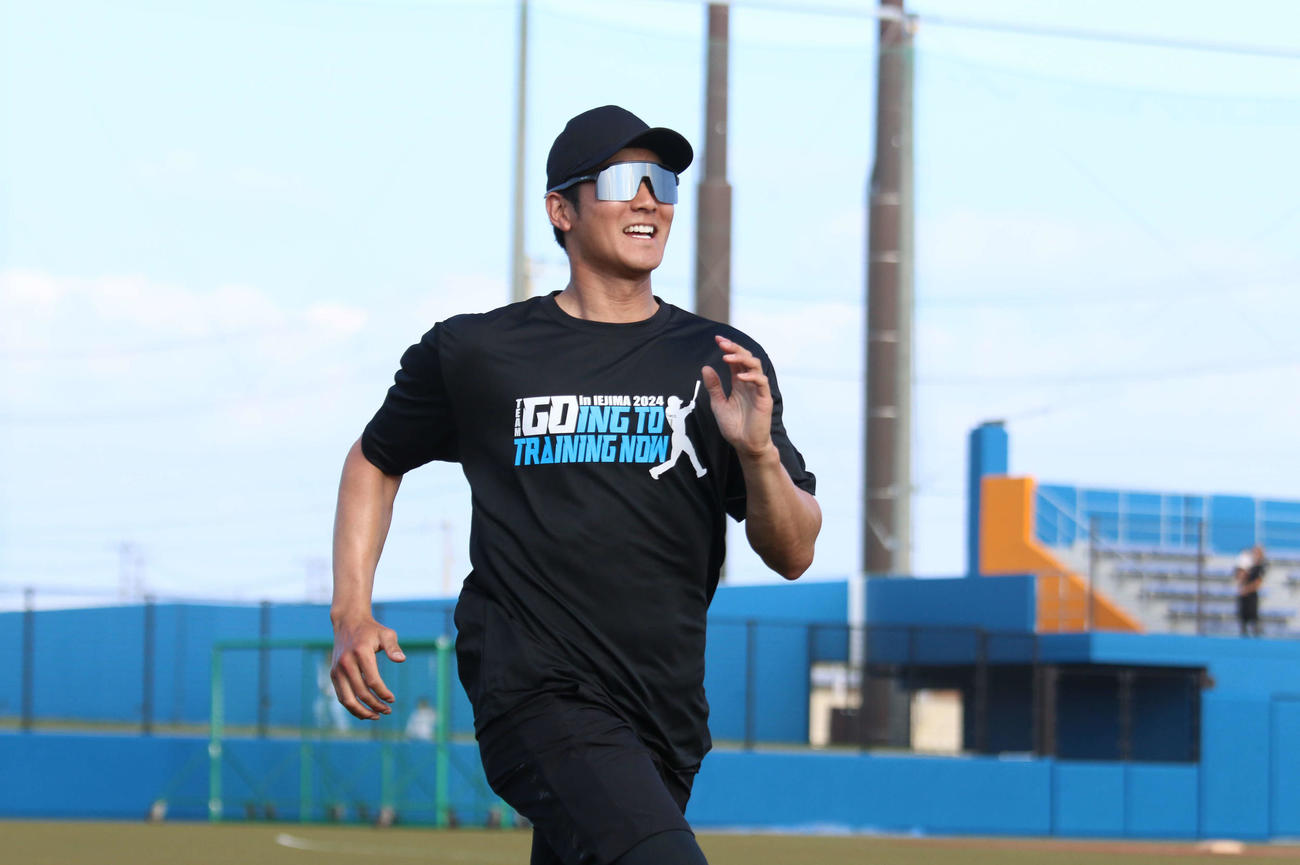 沖縄・伊江村での自主トレを公開した日本ハム石井（撮影・木下大輔）