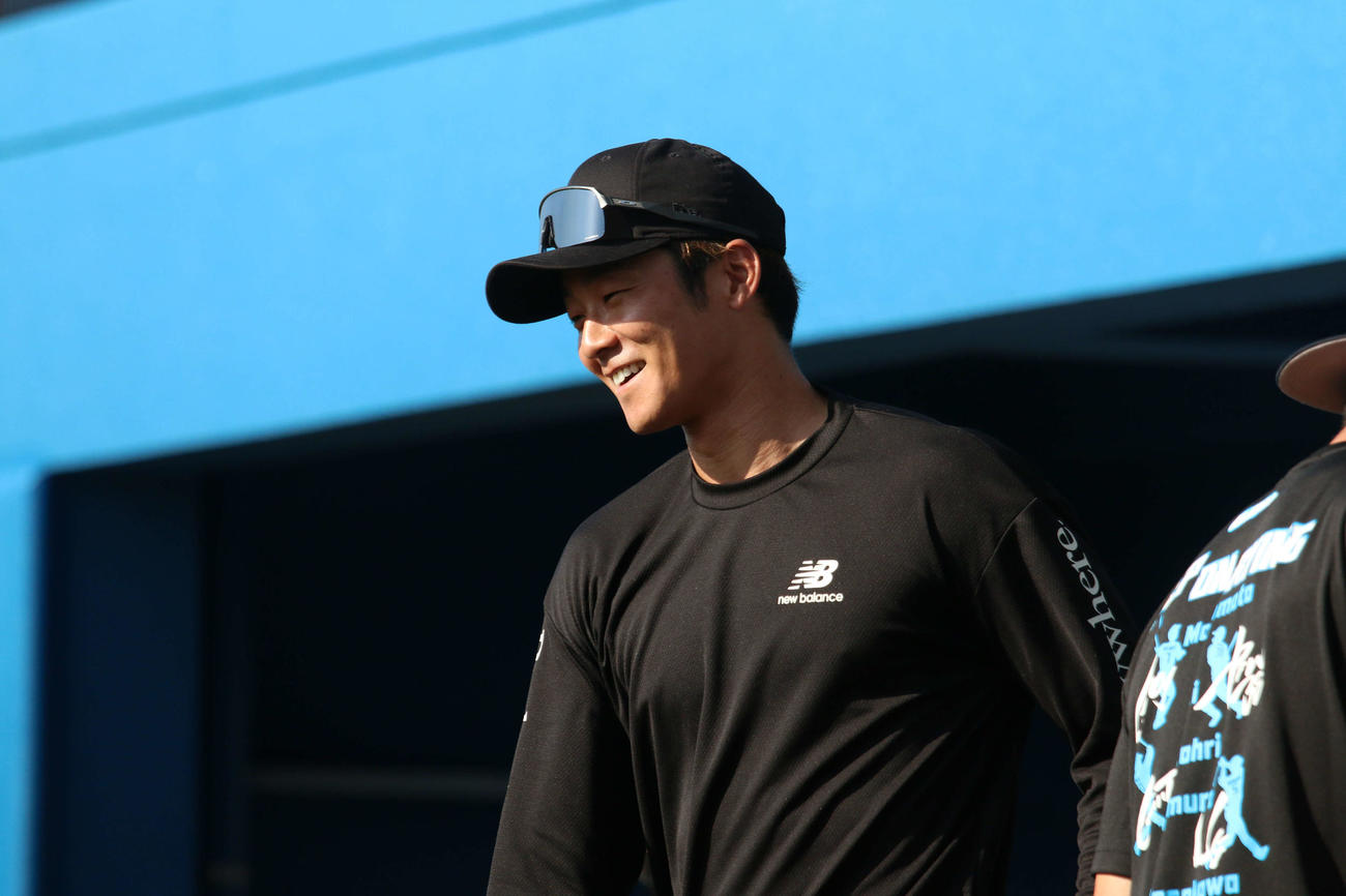 沖縄・伊江村での自主トレを公開した日本ハム石井（撮影・木下大輔）