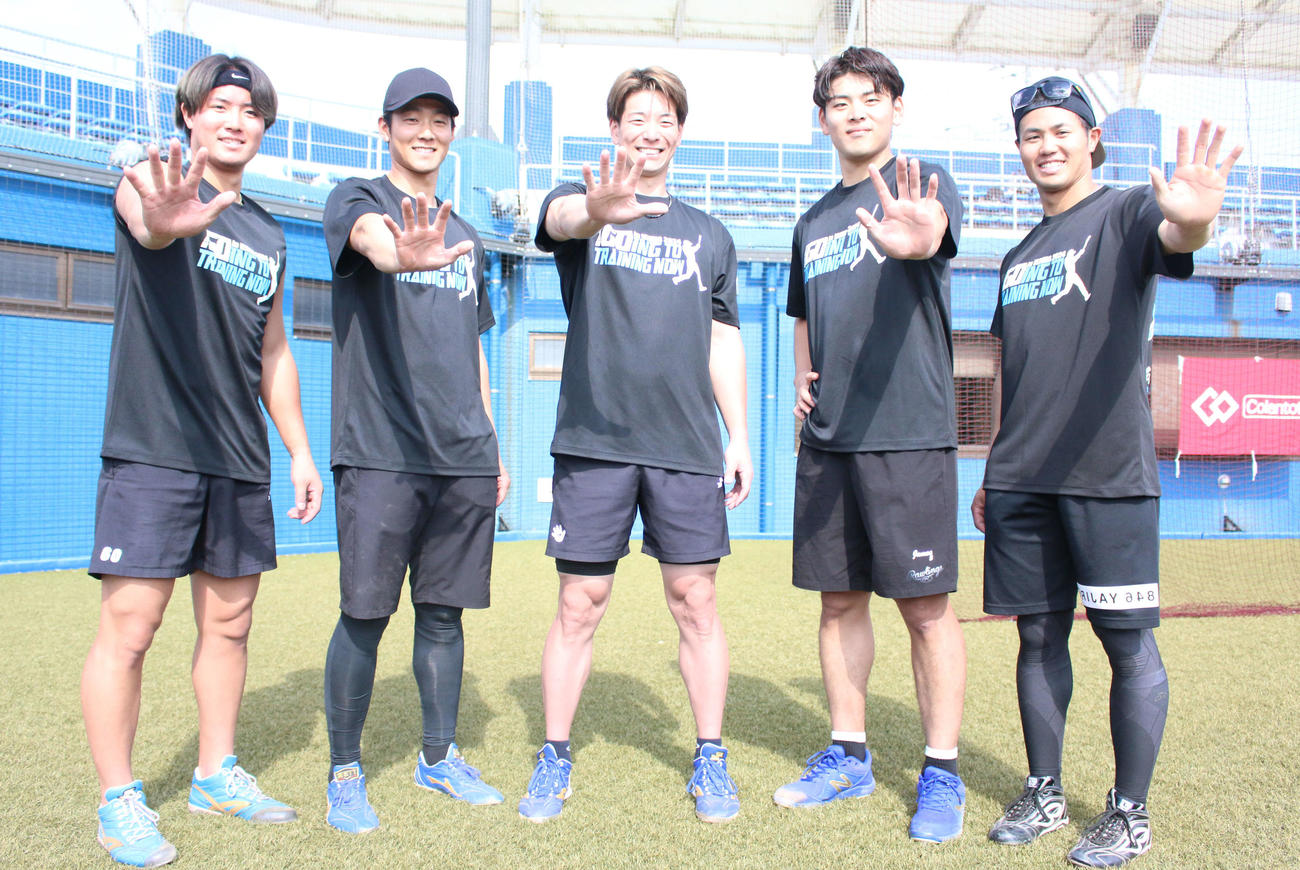 沖縄・伊江村での自主トレを公開した、左から日本ハム郡、石井、松本剛、野村、細川（撮影・木下大輔）