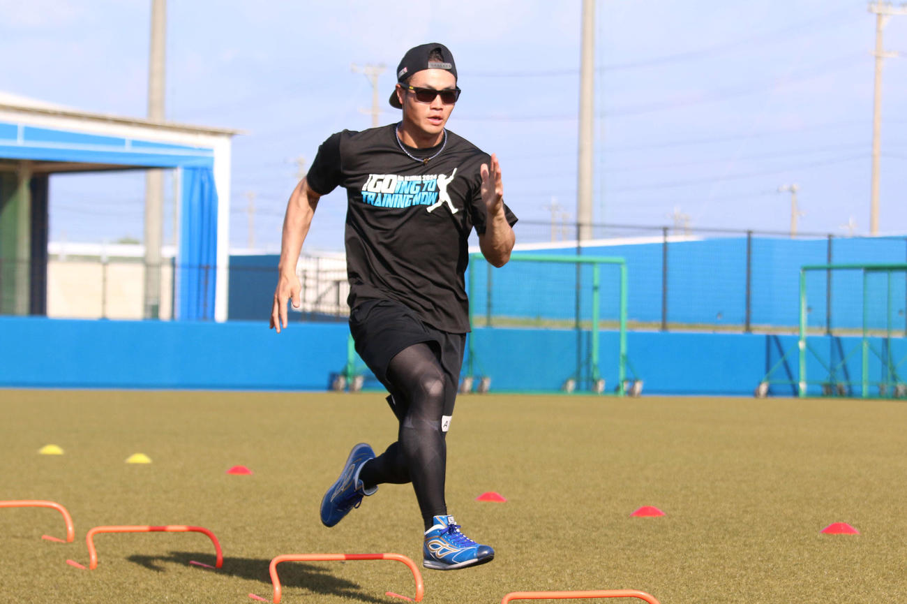 沖縄・伊江村での自主トレを公開した日本ハム細川（撮影・木下大輔）