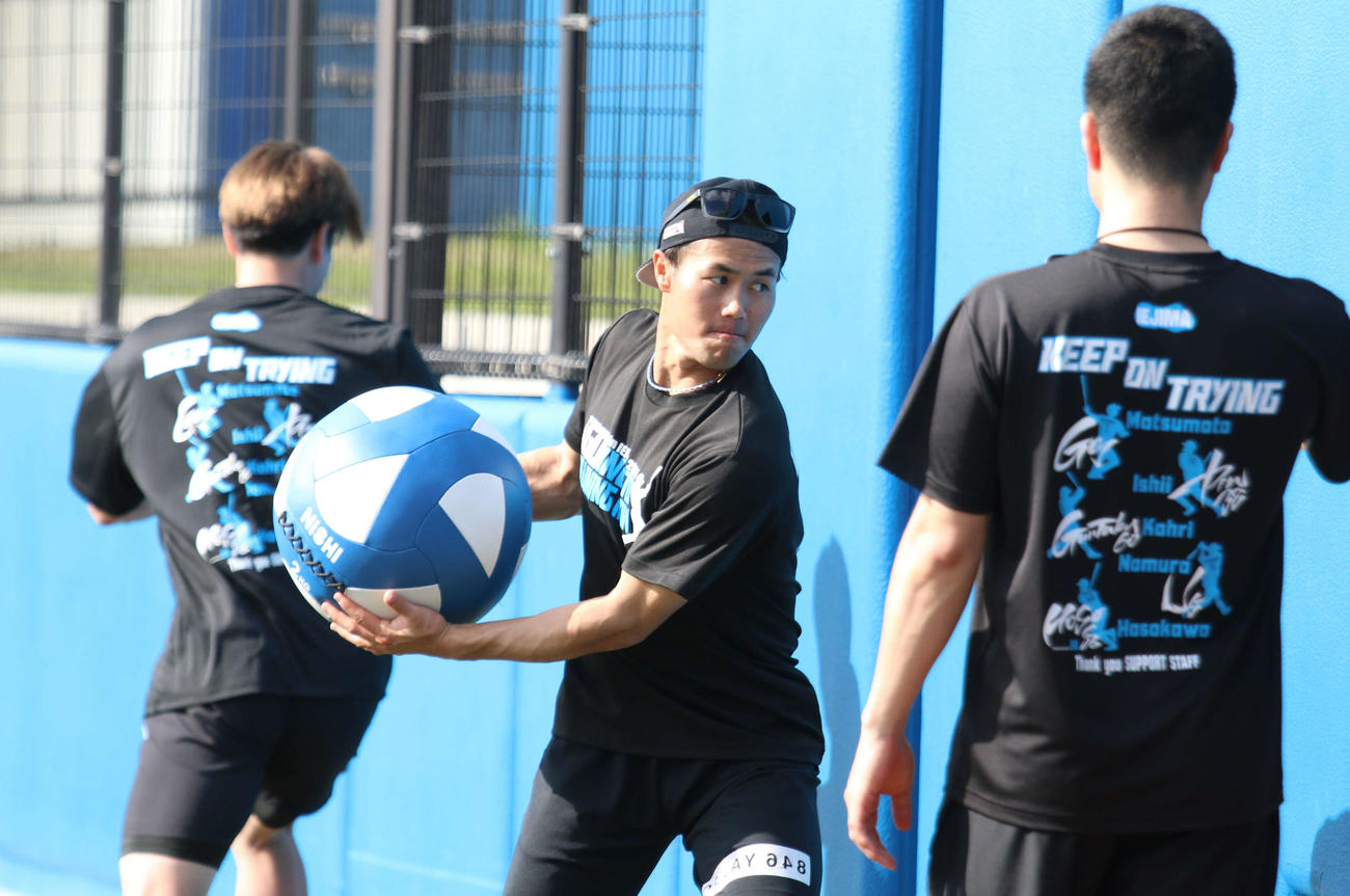 沖縄・伊江村での自主トレを公開した日本ハム細川（撮影・木下大輔）