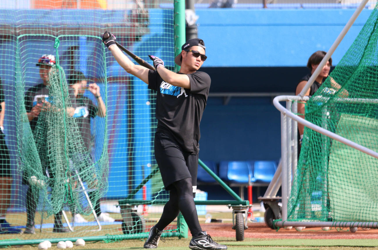 沖縄・伊江村での自主トレを公開した日本ハム細川（撮影・木下大輔）