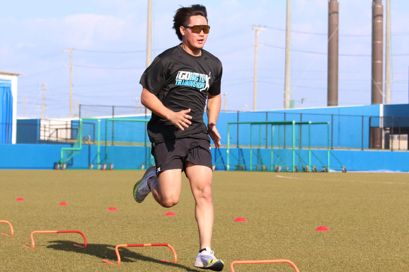 沖縄・伊江村での自主トレを公開した日本ハム郡（撮影・木下大輔）