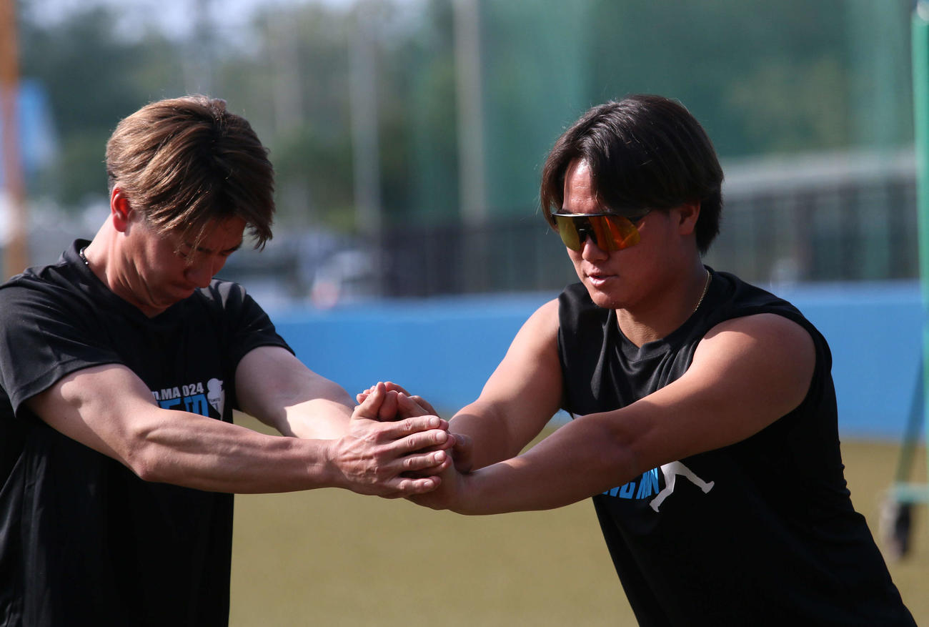 沖縄・伊江村での自主トレを公開した日本ハム郡（左は松本剛）（撮影・木下大輔）