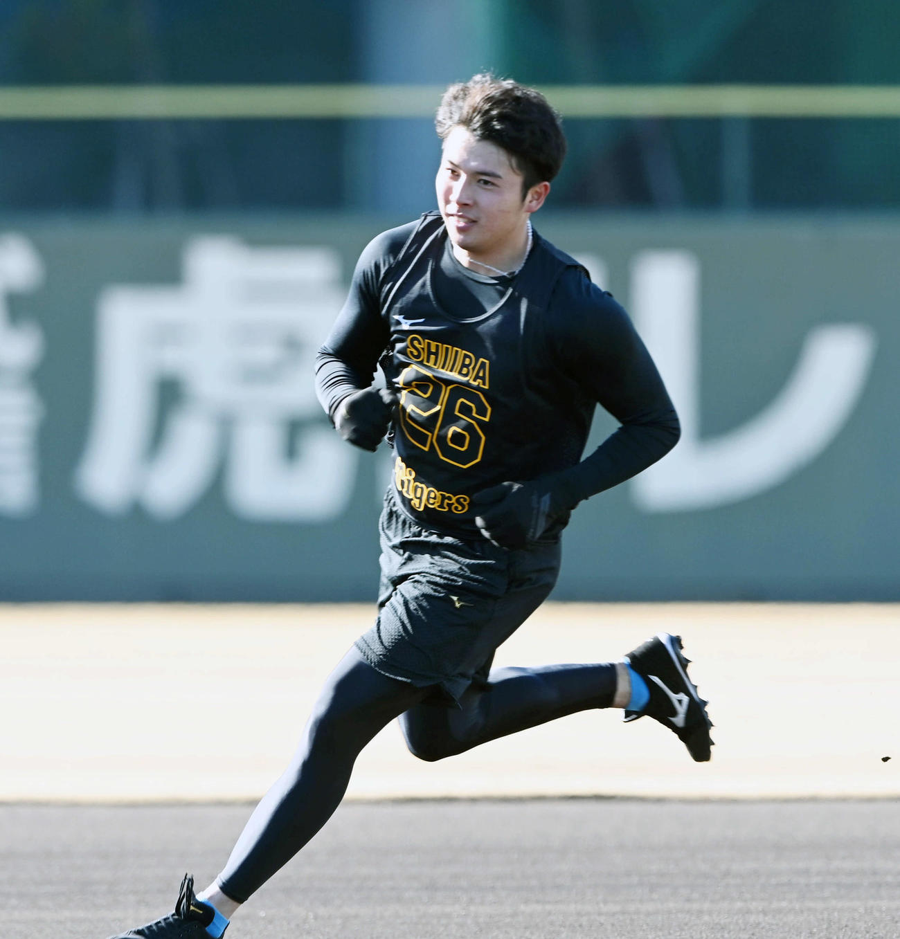 新人合同自主トレでベースランニングを行う阪神椎葉（撮影・前岡正明）