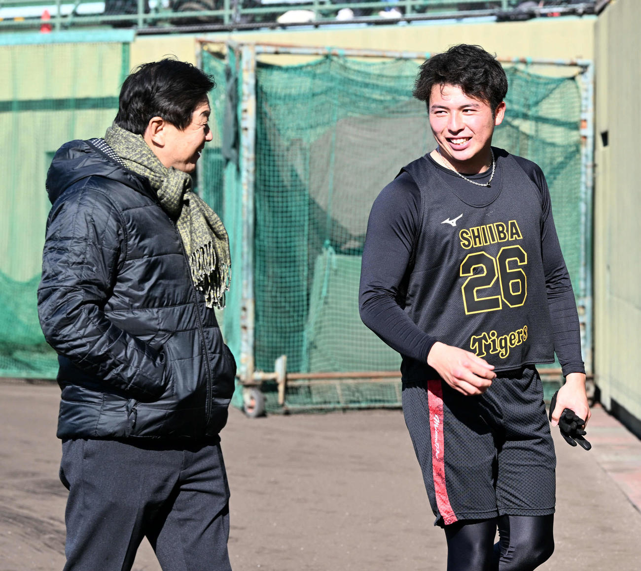 平田ヘッドコーチ（左）と笑顔で話す椎葉（撮影・前岡正明）