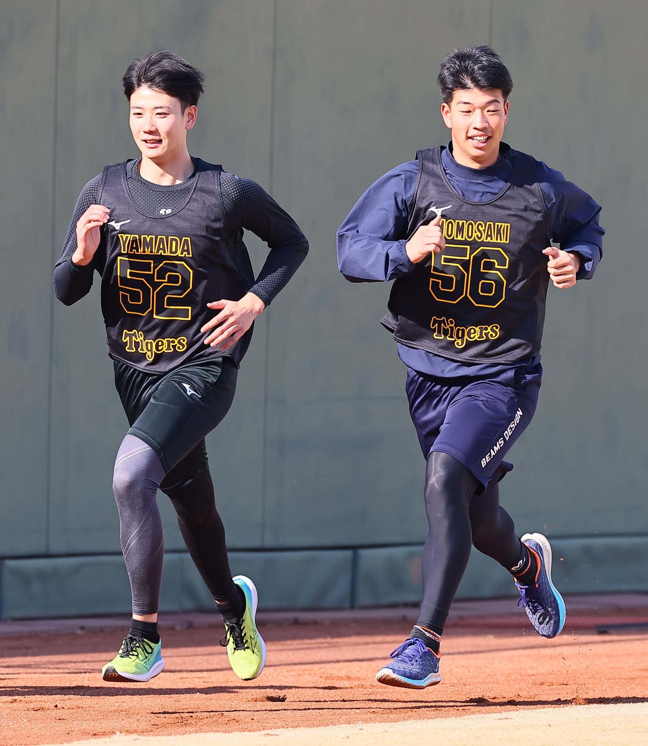 外野を走るドラフト4位山田（左）とドラフト5位の百崎＝2024年1月9日、鳴尾浜球場