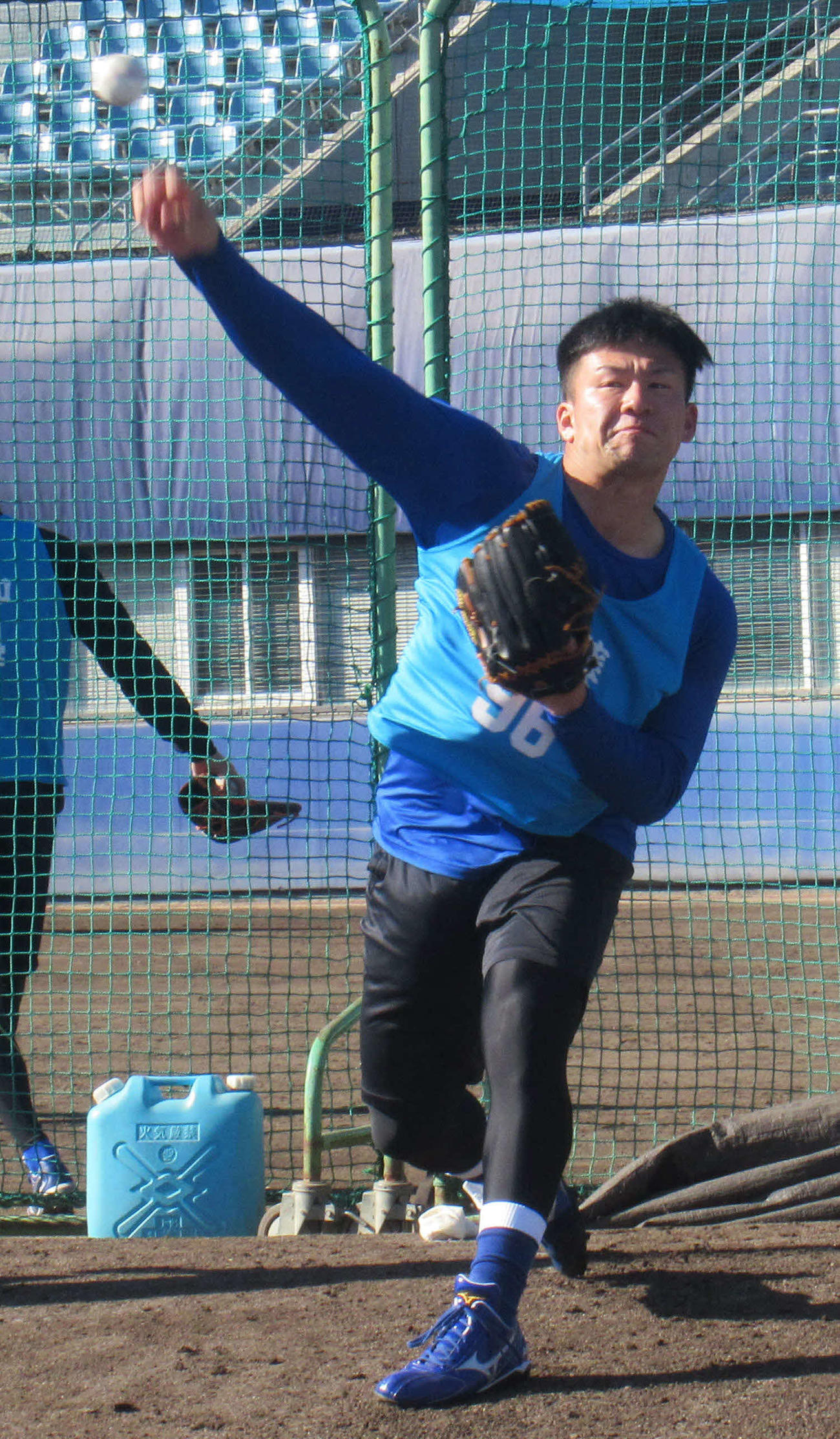 持ち前のカット系の暴れる直球を投げ込む中日ドラフト6位加藤竜