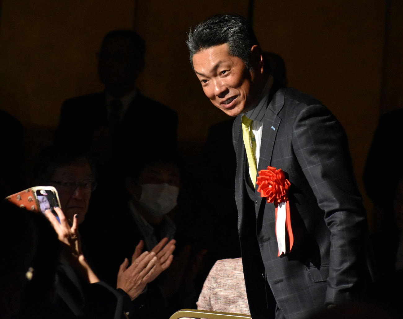 激励会会場に入場する小久保監督（撮影・只松憲）