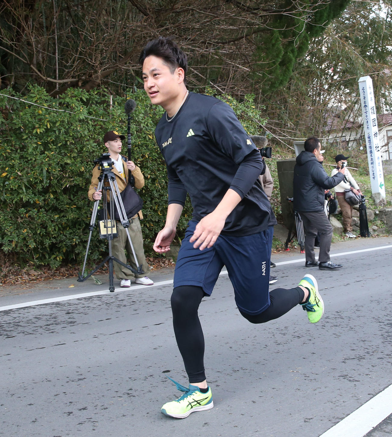 坂道ダッシュする阪神大竹耕太郎（撮影・冨田成美）