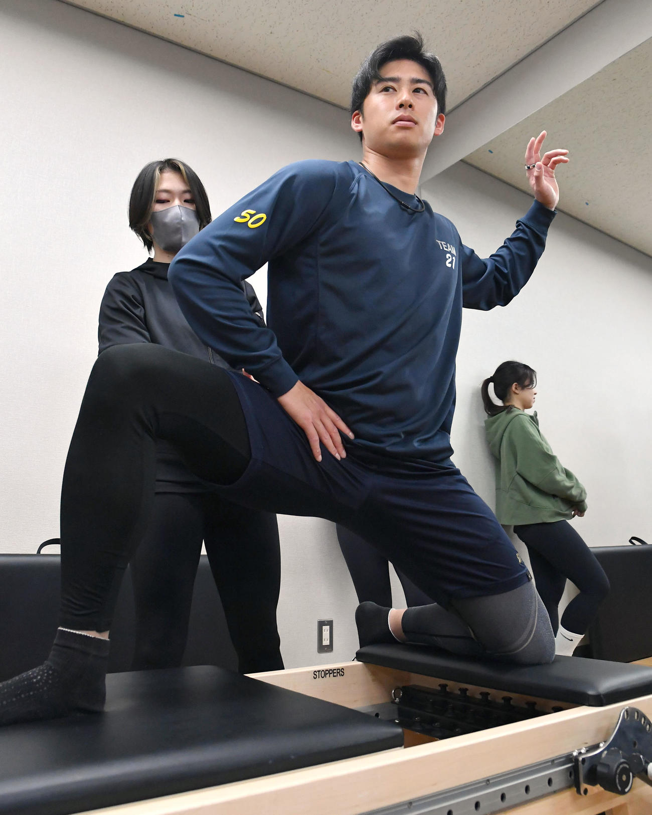 ピラティスを行うソフトバンク板東（撮影・岩下翔太）