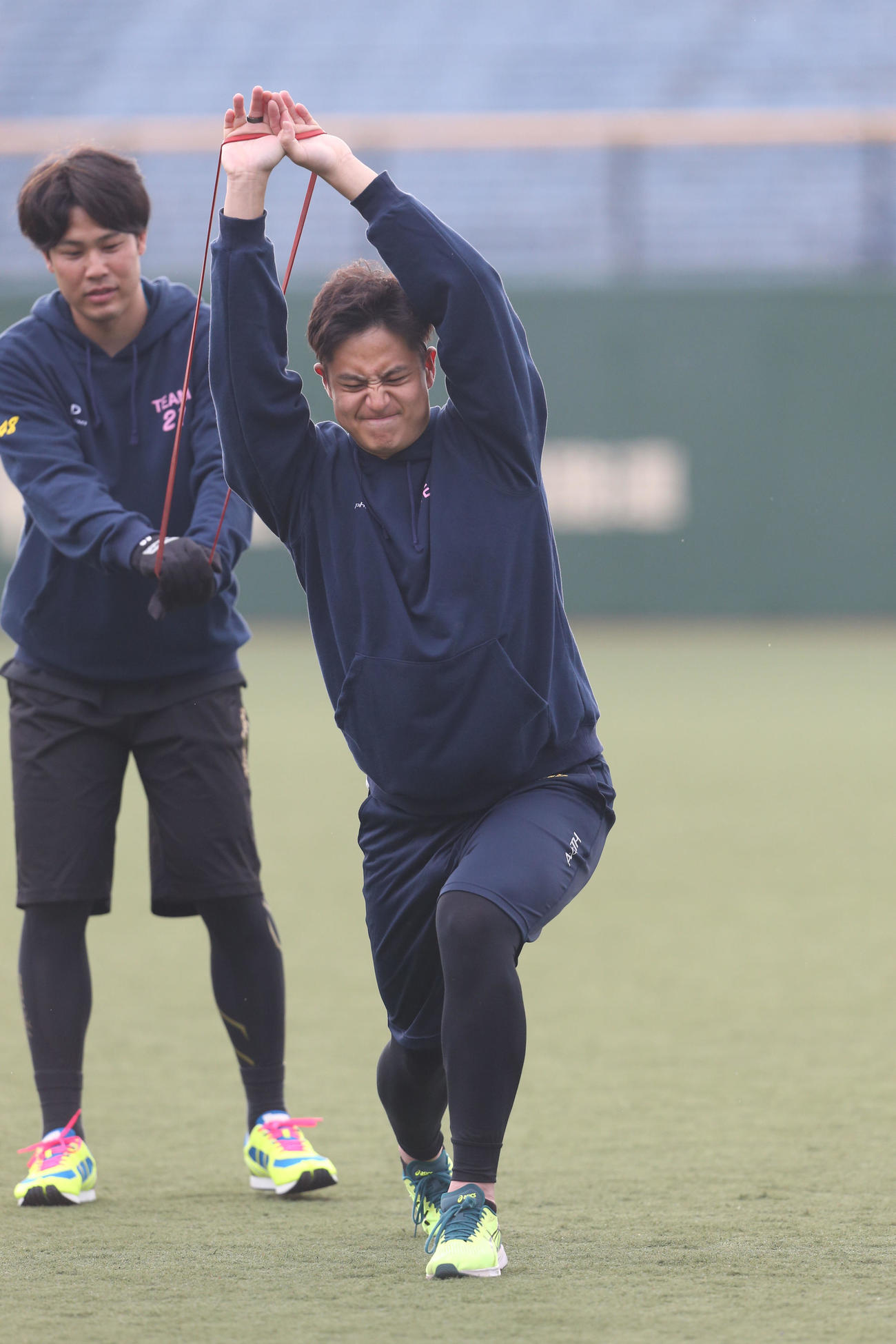 チューブトレーニングをする阪神大竹耕太郎（右）（撮影・冨田成美）