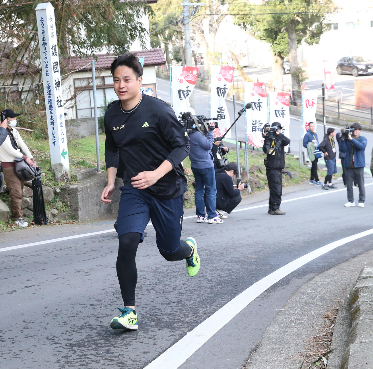 坂道ダッシュする阪神大竹耕太郎（撮影・冨田成美）