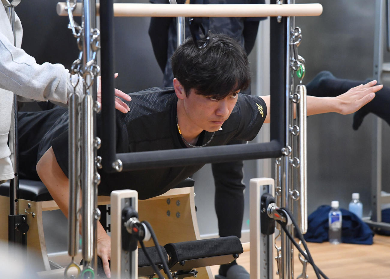 ピラティスを行うソフトバンク和田（撮影・岩下翔太）