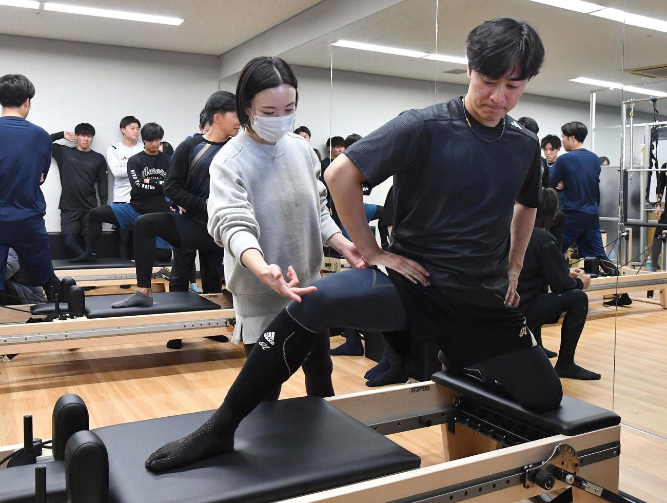 ピラティスを行うソフトバンク和田（撮影・岩下翔太）