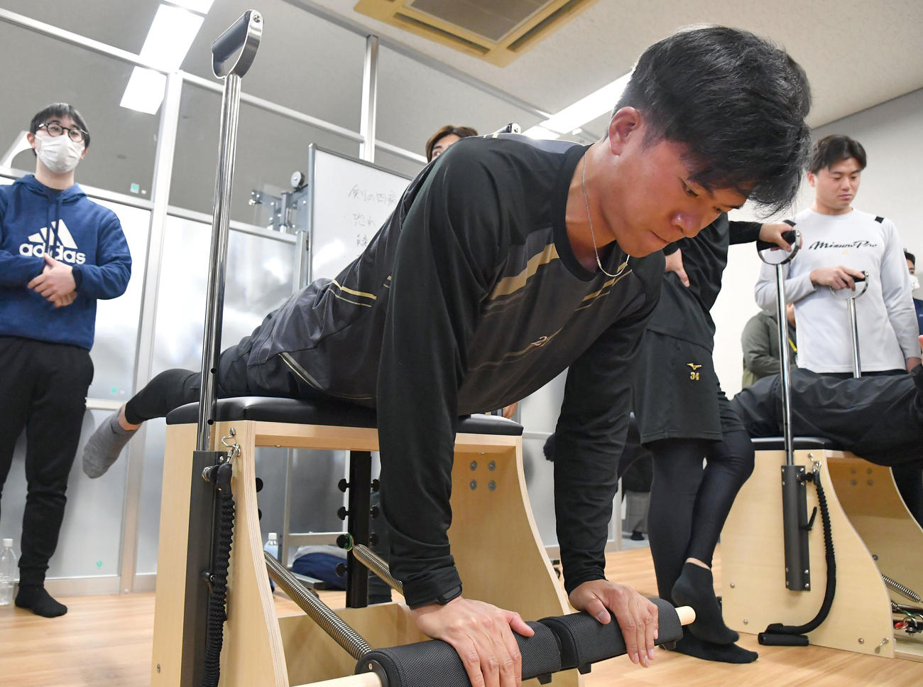 ピラティスを行う楽天早川（撮影・岩下翔太）