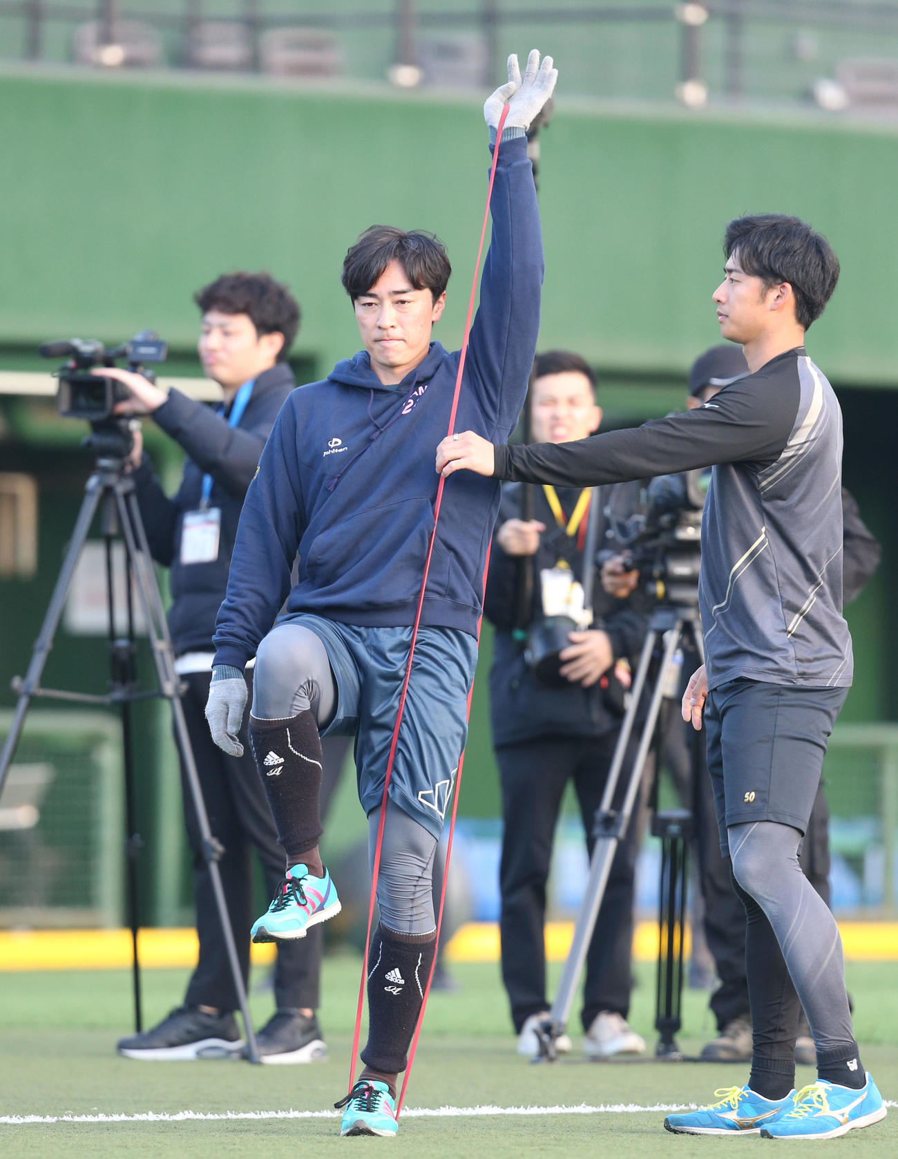 チューブトレーニングをする和田（左）（撮影・冨田成美）