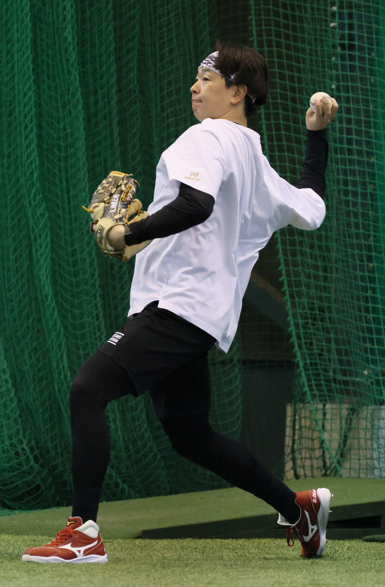 合同自主トレに参加し、キャッチボールをする広島大瀬良（撮影・加藤孝規）
