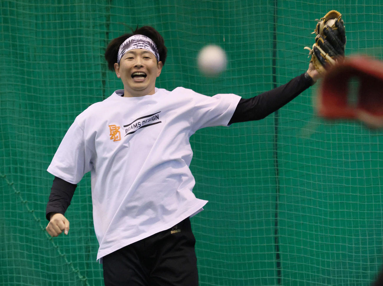 合同自主トレに参加し、キャッチボールをする広島大瀬良。悪送球にも身軽に対応（撮影・加藤孝規）
