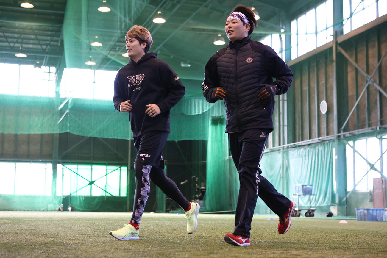 合同自主トレに参加し、ランニングする広島大瀬良（右）と九里（撮影・加藤孝規）