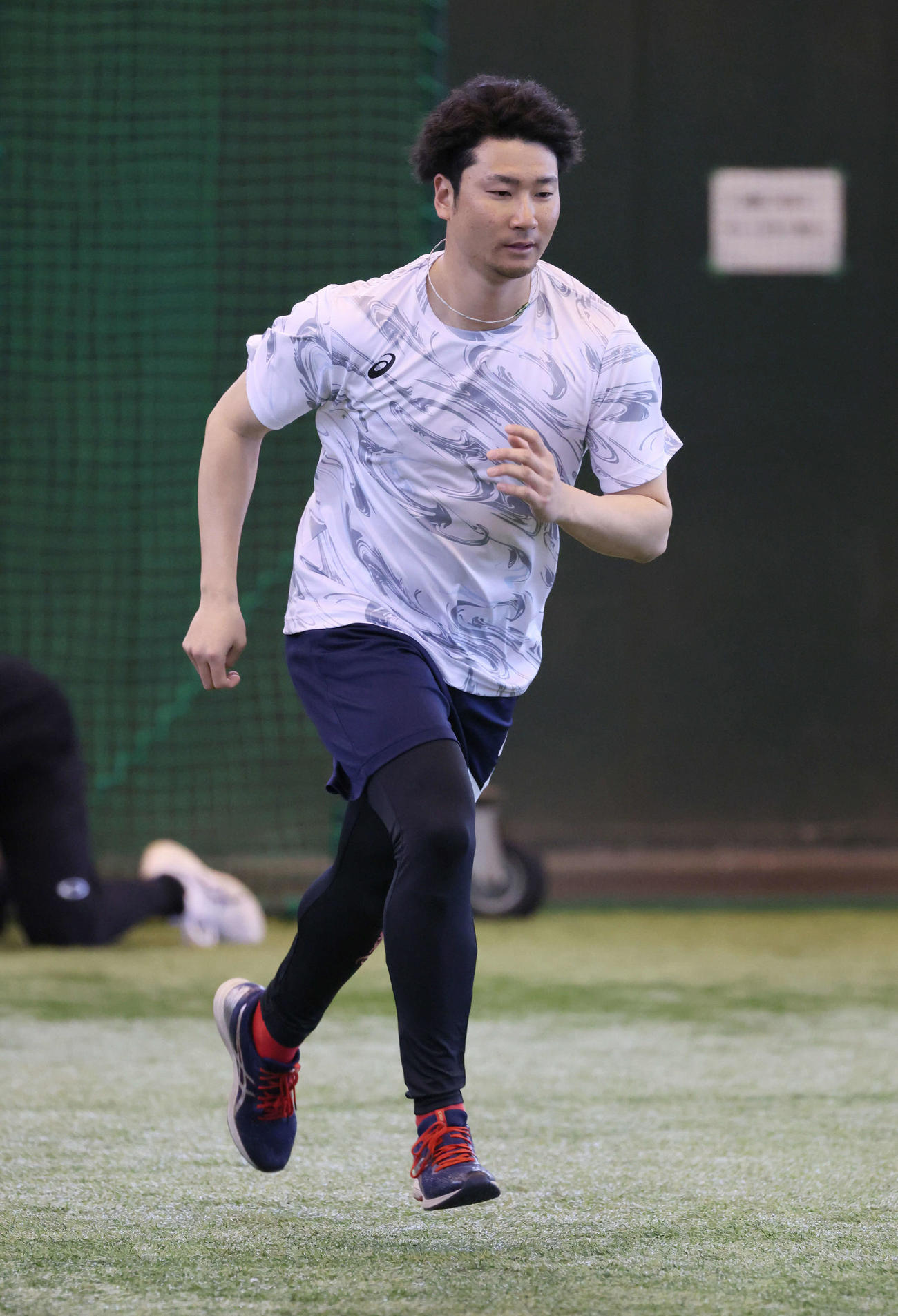 合同自主トレに参加し、シャトルランをする広島島内（撮影・加藤孝規）