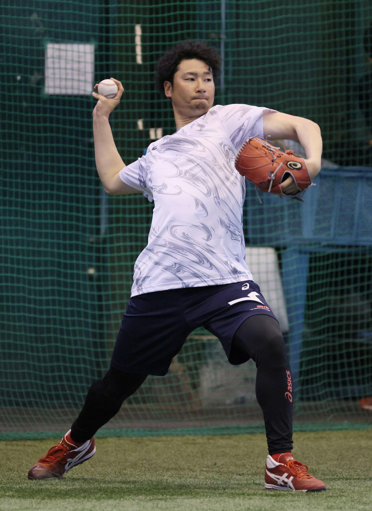 合同自主トレに参加し、キャッチボールをする広島島内（撮影・加藤孝規）