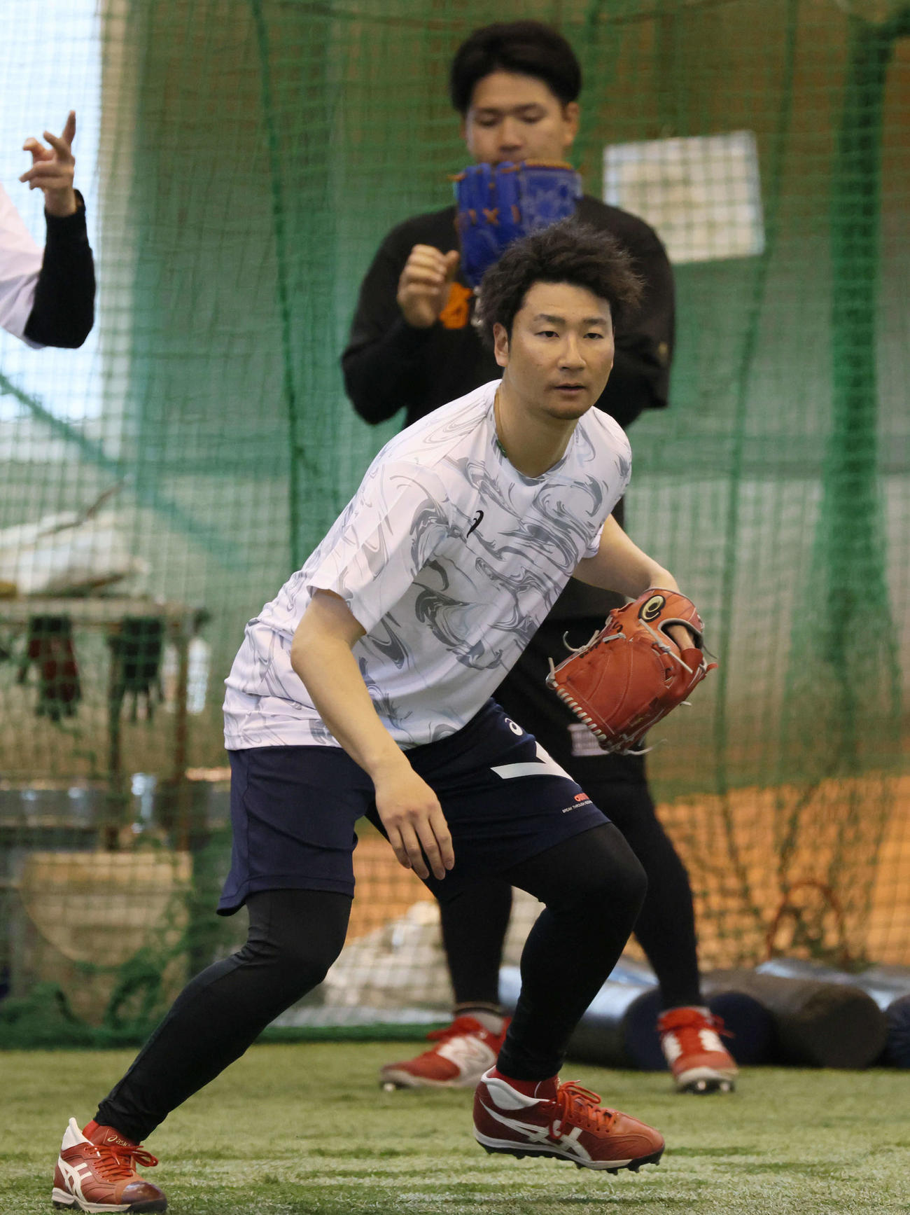 合同自主トレに参加し、ノックを受ける広島島内（撮影・加藤孝規）