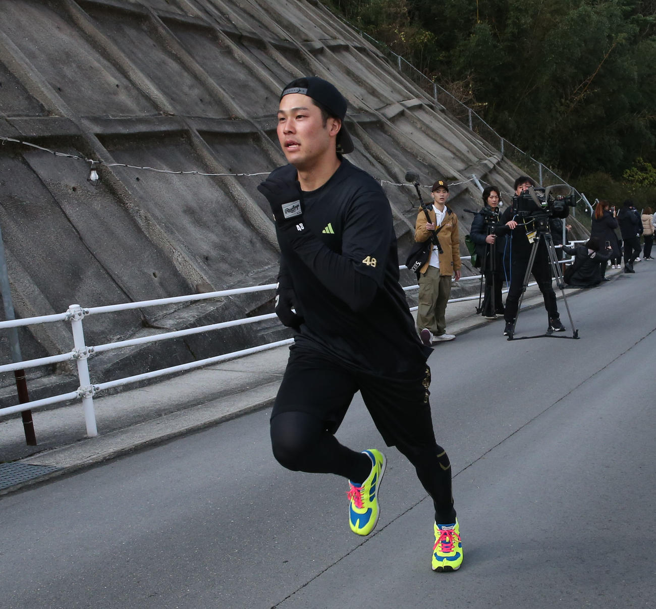 坂道ダッシュするソフトバンク藤井（撮影・冨田成美）