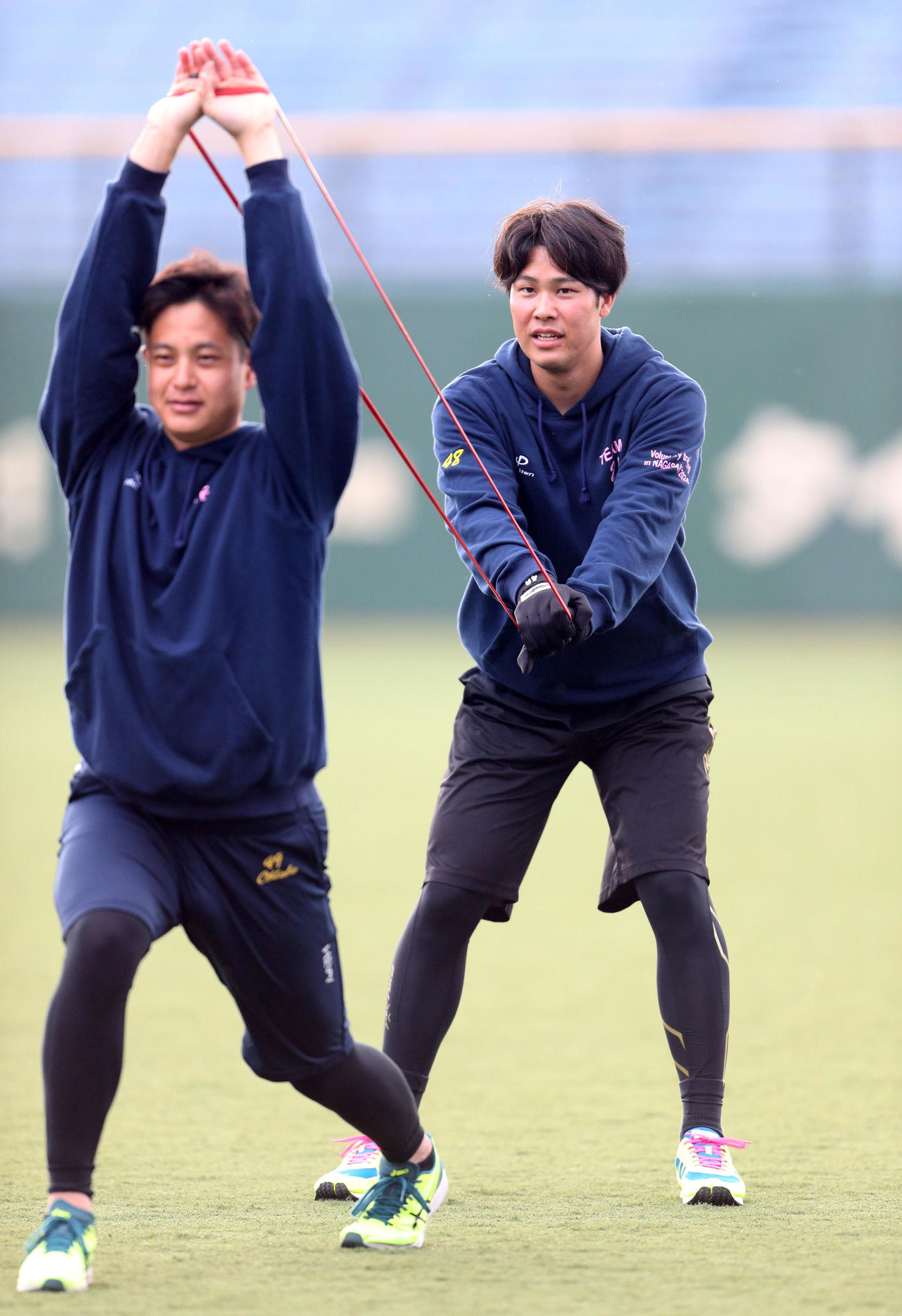 阪神大竹（左）と組んでトレーニングするソフトバンク藤井（撮影・冨田成美）