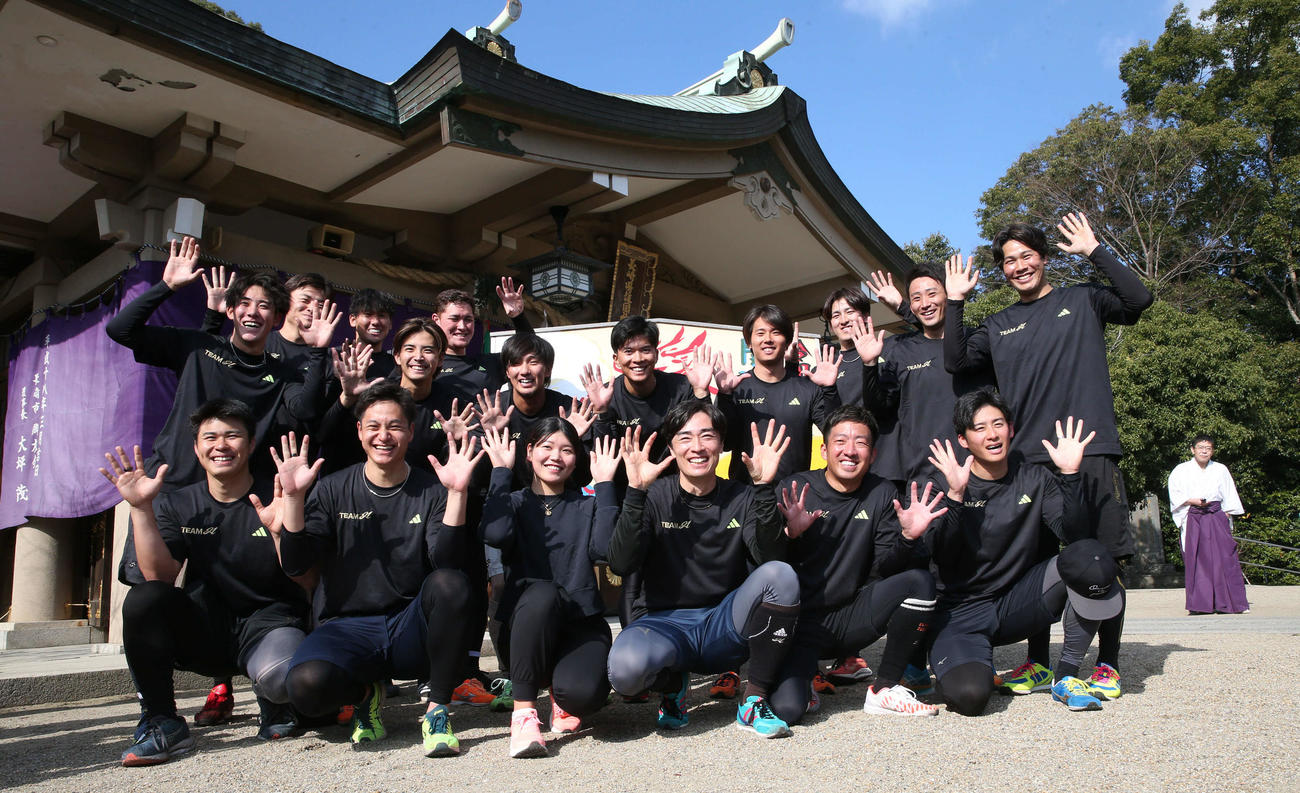 各球団から自主トレに集まった、前列左からソフト松本晴、阪神大竹、ゴルフの桜井心那、ソフトバンク和田、ヤクルト嘉弥真、ソフトバンク板東、中列左から阪神富田、ソフト大野、ロッテ本前、楽天早川、ソフト田浦、西武隅田、ロッテ小島、ソフト藤井、後列左からソフト前田純、ロッテ高野脩、ソフトバンクリチャード（撮影・冨田成美）