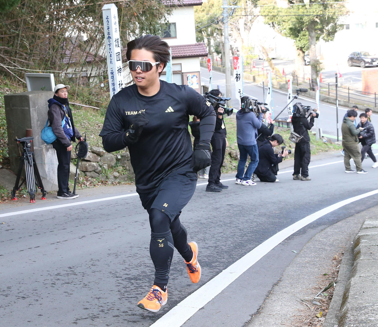 坂道ダッシュするソフトバンク田浦（撮影・冨田成美）