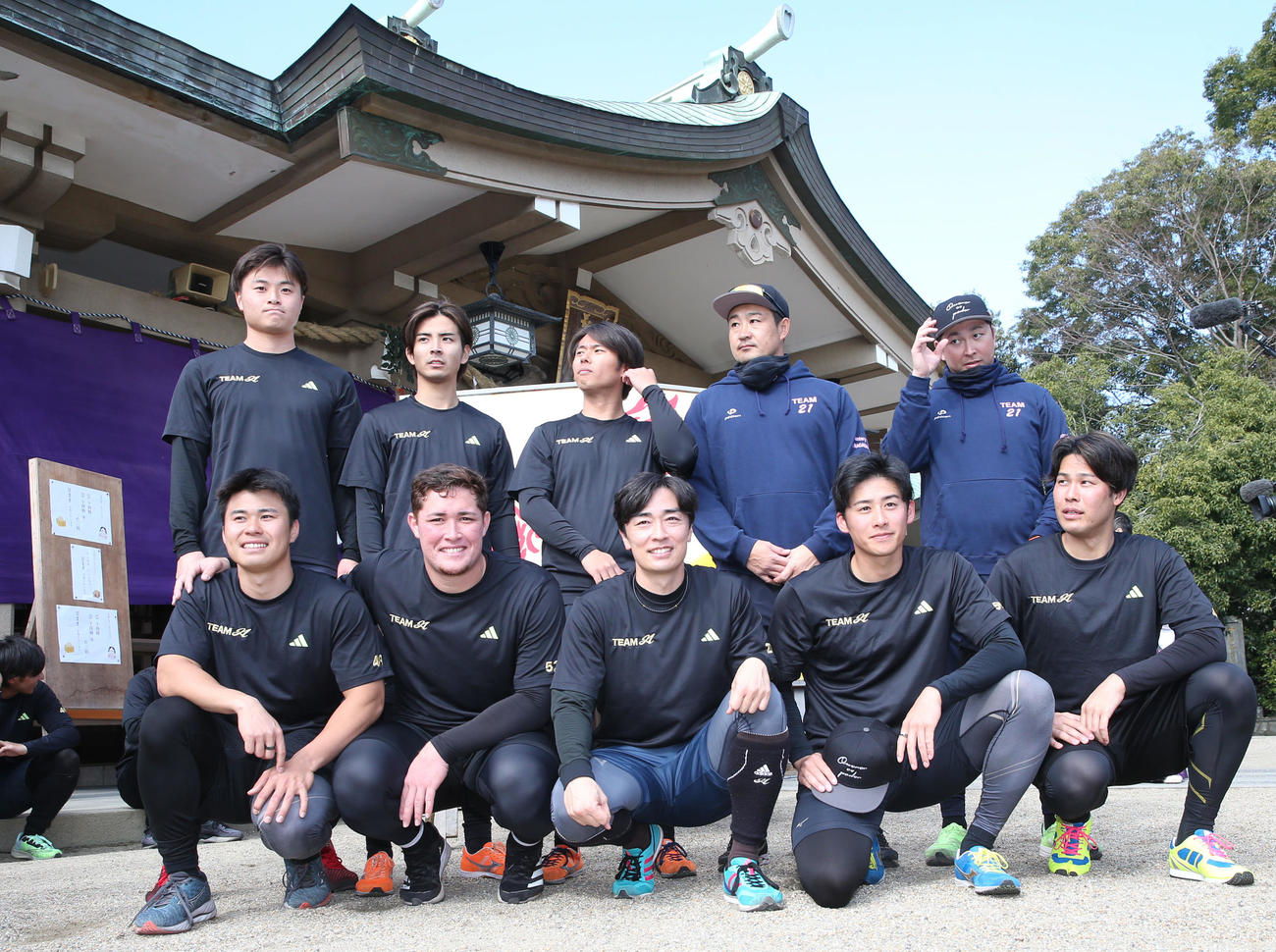 チームソフトバンク、後列左から前田純、大野、田浦文丸、前列左から松本晴、リチャード、和田、板東、藤井（撮影・冨田成美）
