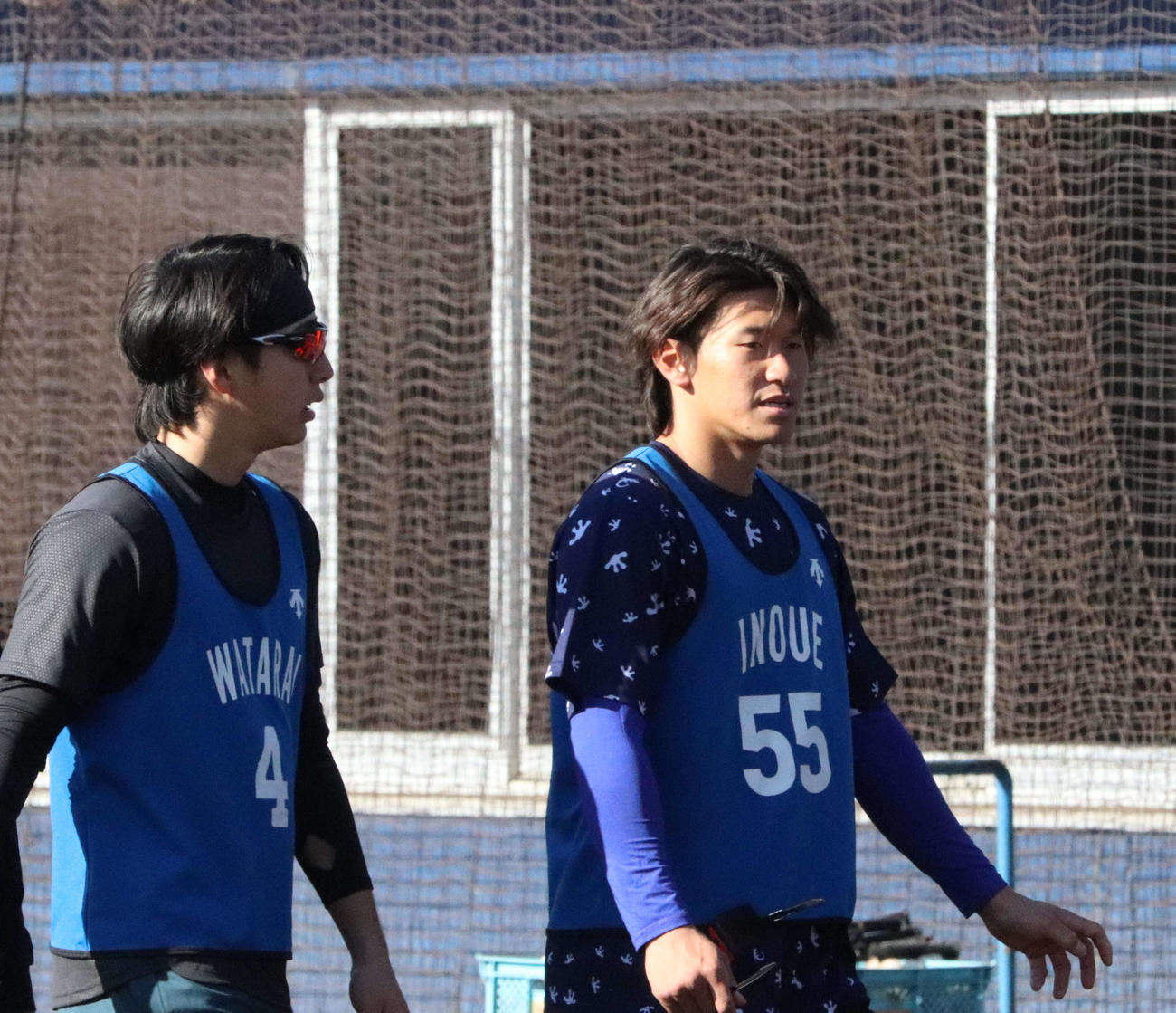 新人合同自主トレに参加したDeNA度会（左）と井上（撮影・小早川宗一郎）