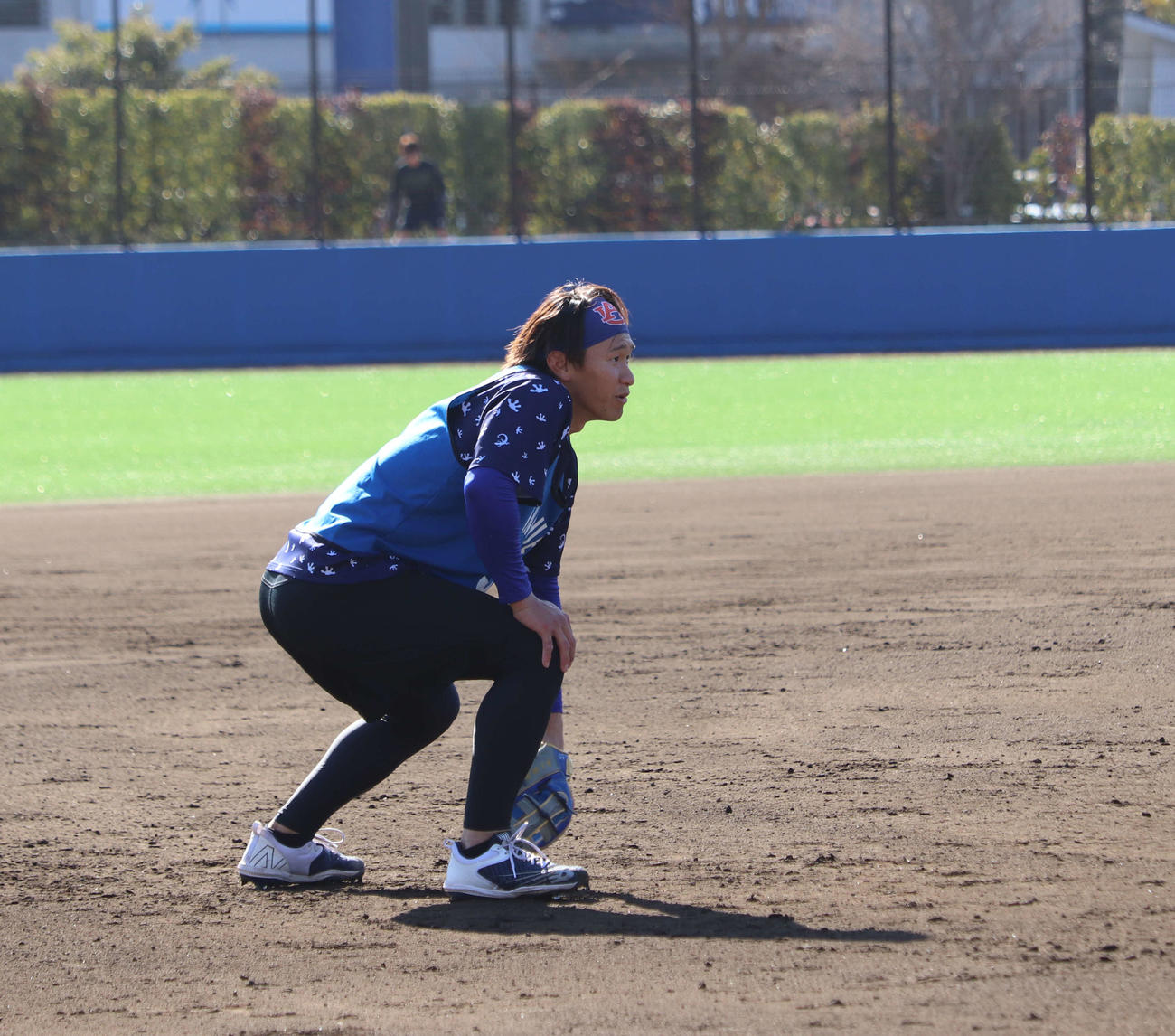 新人合同自主トレに参加し、ノックを受けるDeNAドラフト6位の井上（撮影・小早川宗一郎）