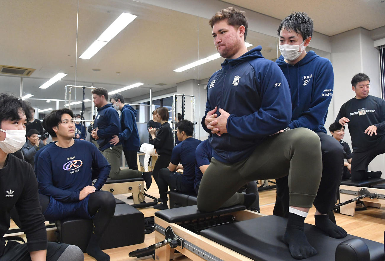ソフトバンク藤井（左から2人目）が見守る前でピラティスを行うリチャード（撮影・岩下翔太）