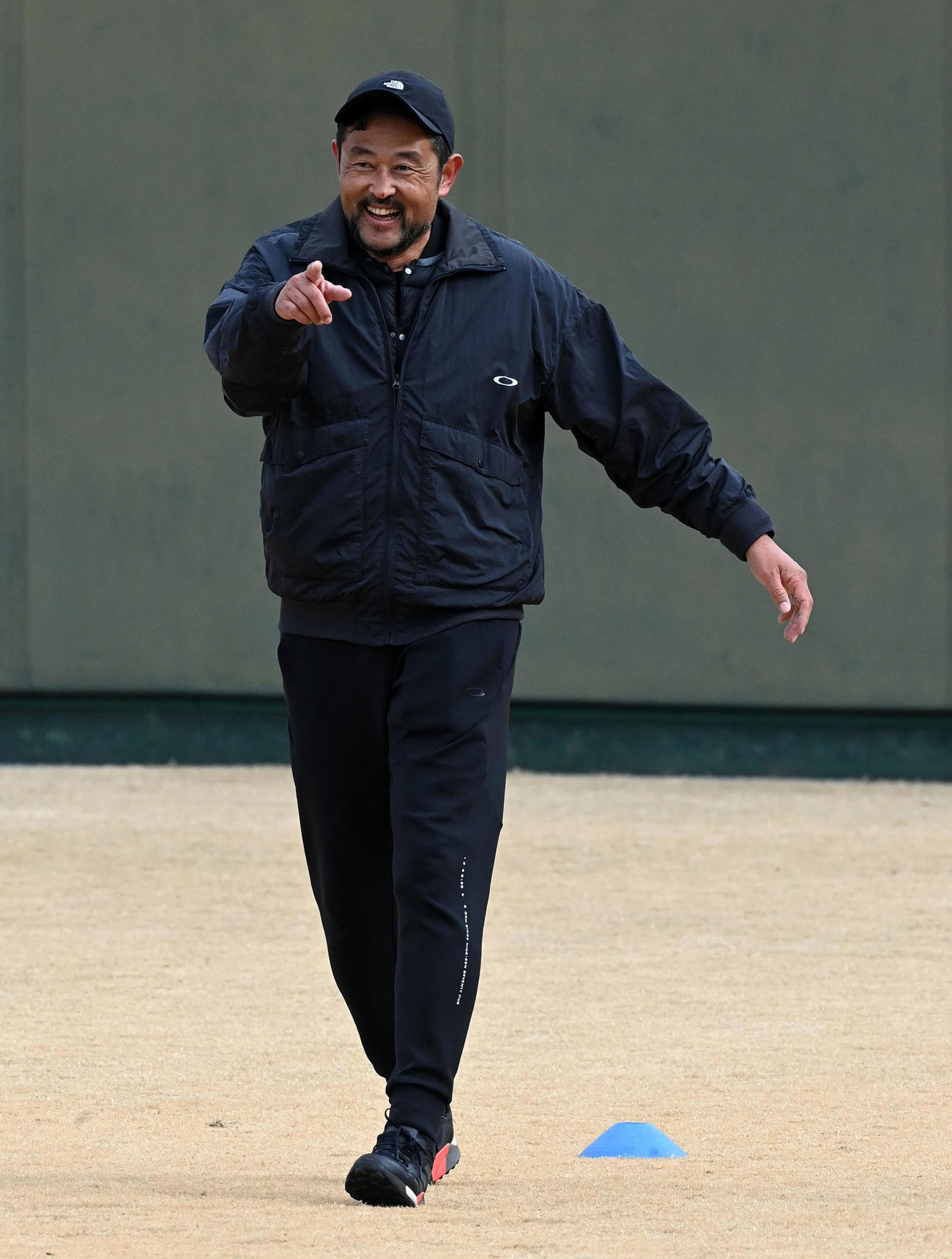 自主トレで阪神の選手に走り方を指導した谷川聰氏（撮影・前岡正明）