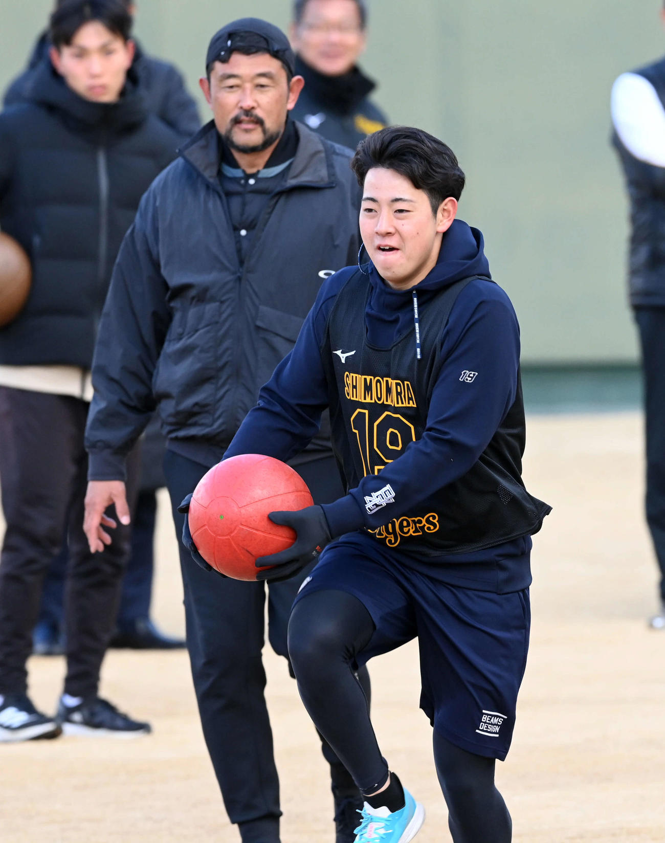 谷川聡氏（左）の走り方指導を受ける阪神下村（撮影・前岡正明）
