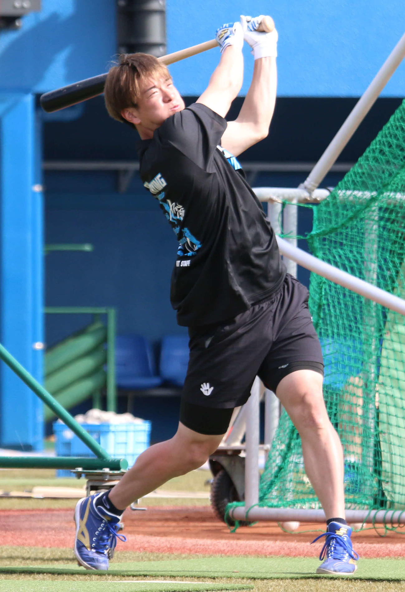 14日、沖縄・伊江村で自主トレを行う日本ハム松本剛