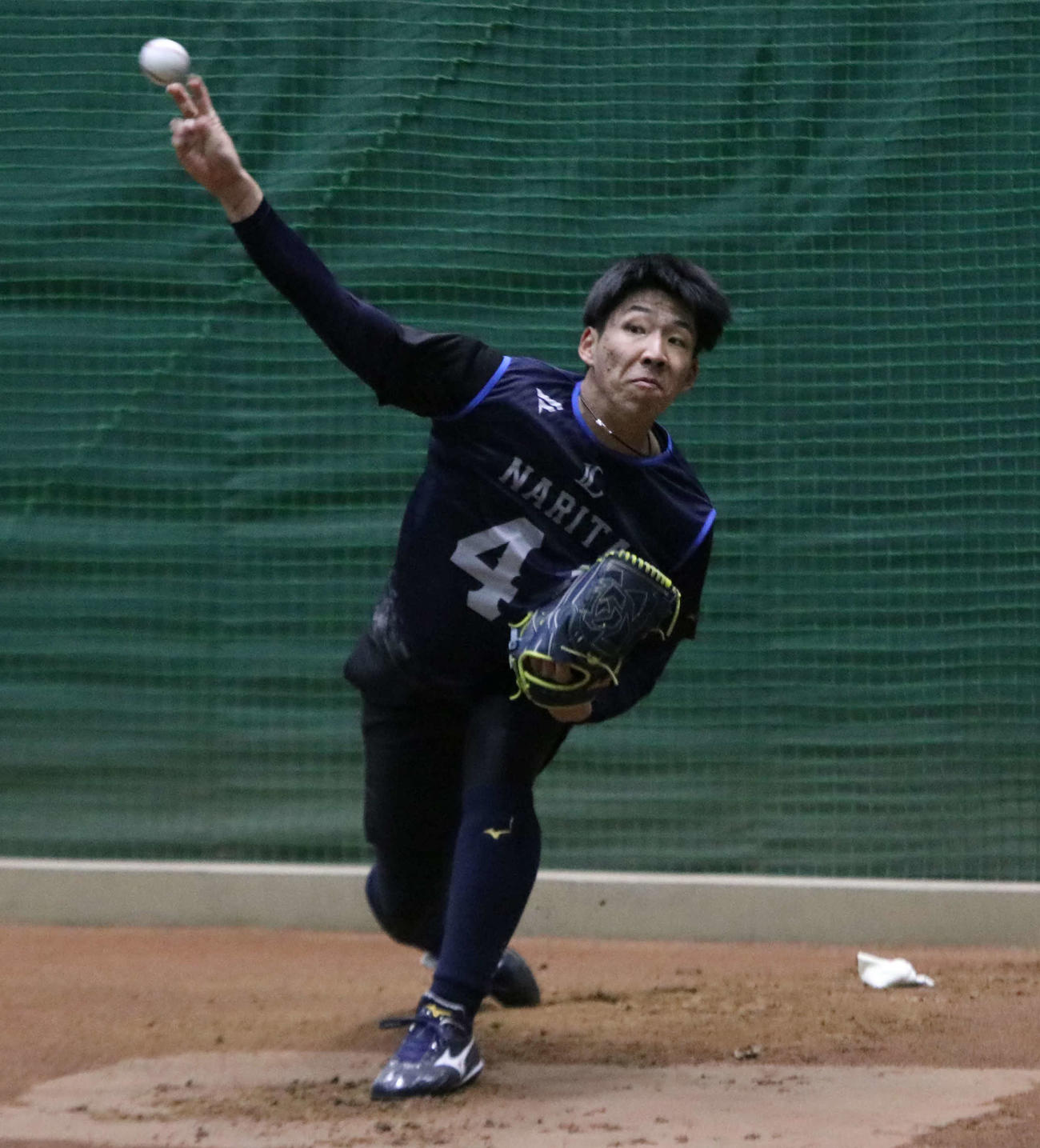 新人合同自主トレで初めてブルペン入りした西武成田（撮影・山崎純一）