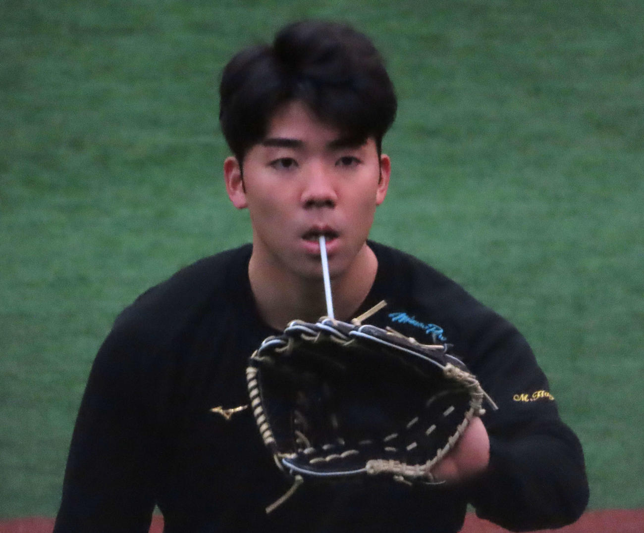 ストローをくわえてキャッチボールを行う巨人松井（撮影・黒須亮）