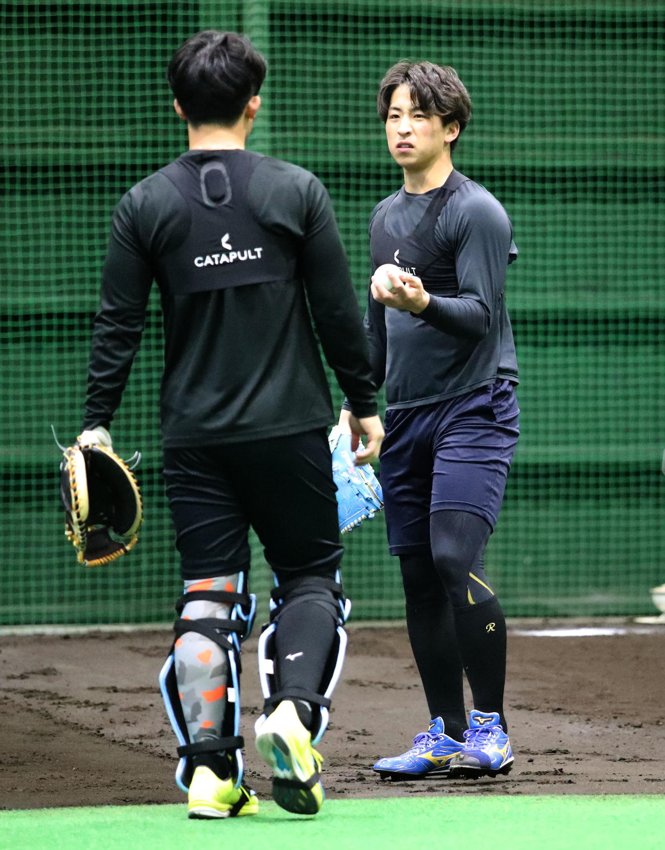 ブルペンでの投球練習を終え会話する日本ハム進藤（左手前）と細野（撮影・佐藤翔太）