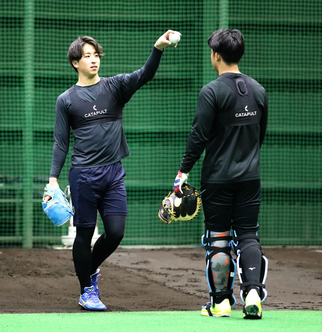 ブルペンでの投球練習を終え会話する日本ハム細野（左）と進藤（撮影・佐藤翔太）