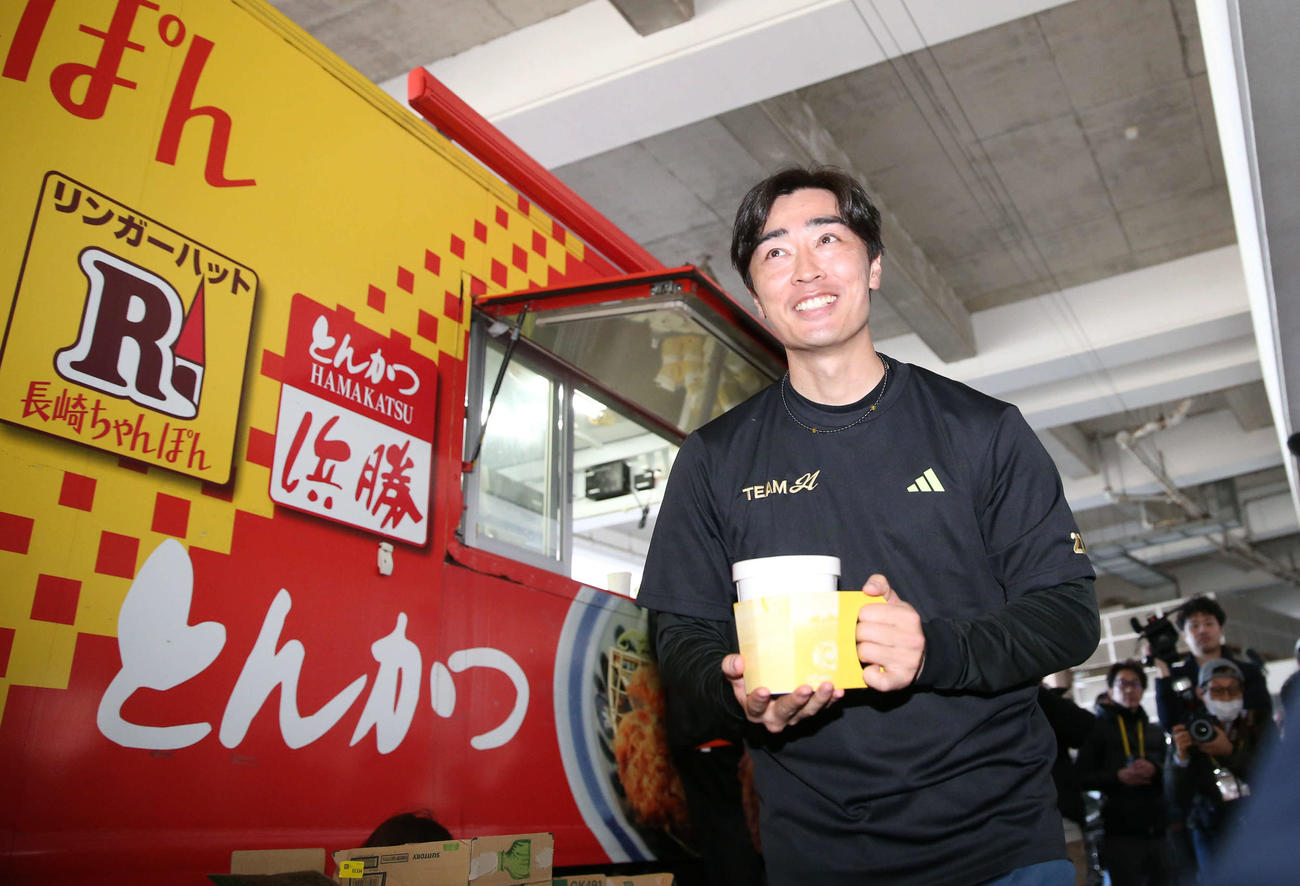 報道陣にちゃんぽんを振る舞う和田（撮影・冨田成美）
