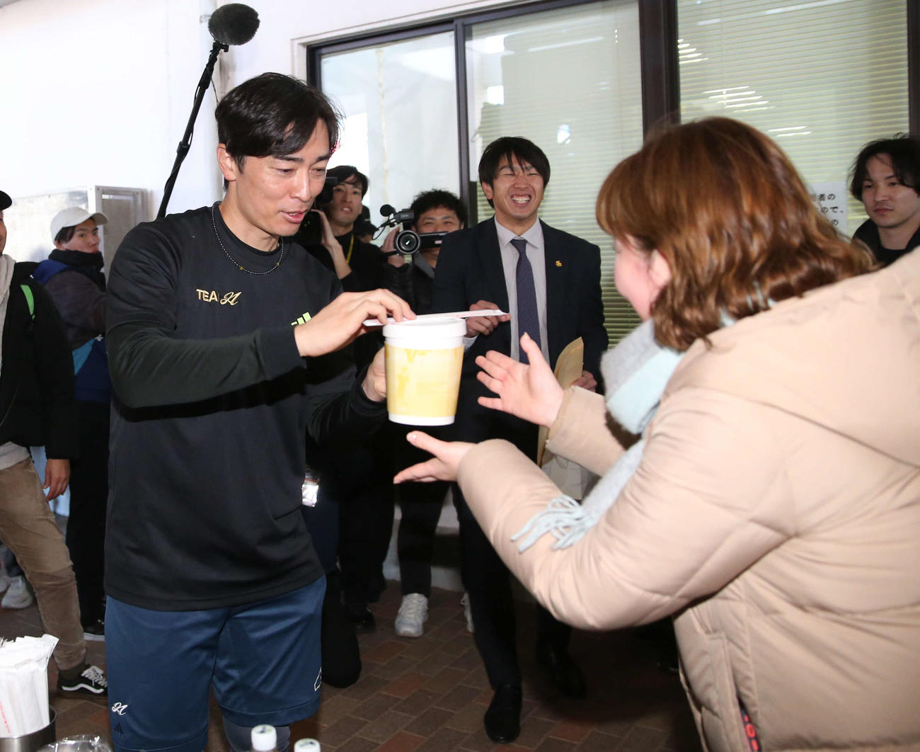 報道陣にちゃんぽんを振る舞う和田（撮影・冨田成美）