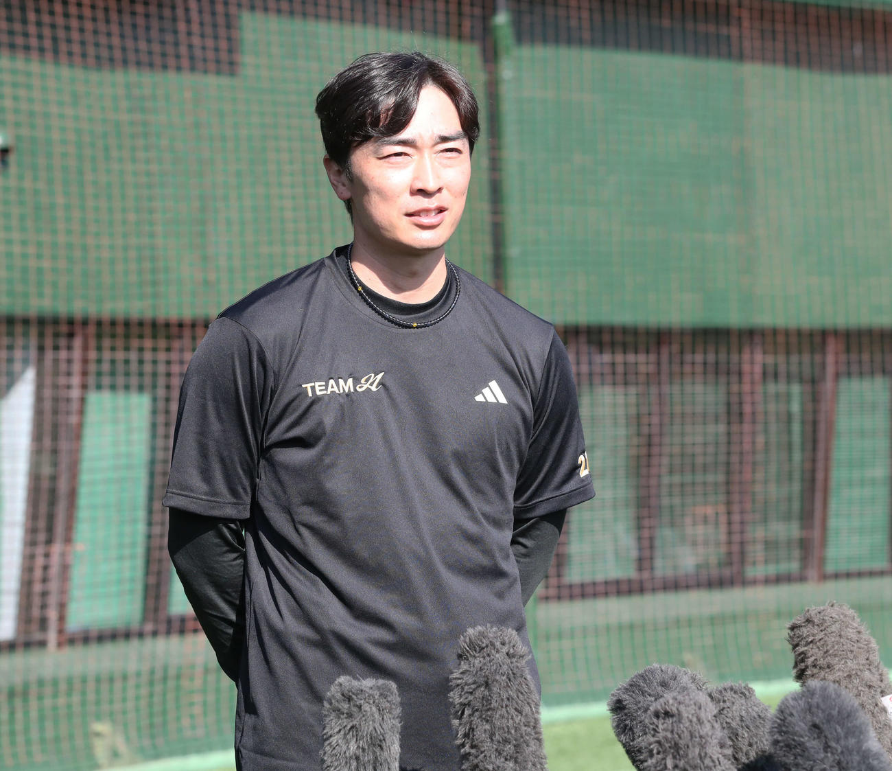 囲み取材に応じるソフトバンク和田（撮影・冨田成美）
