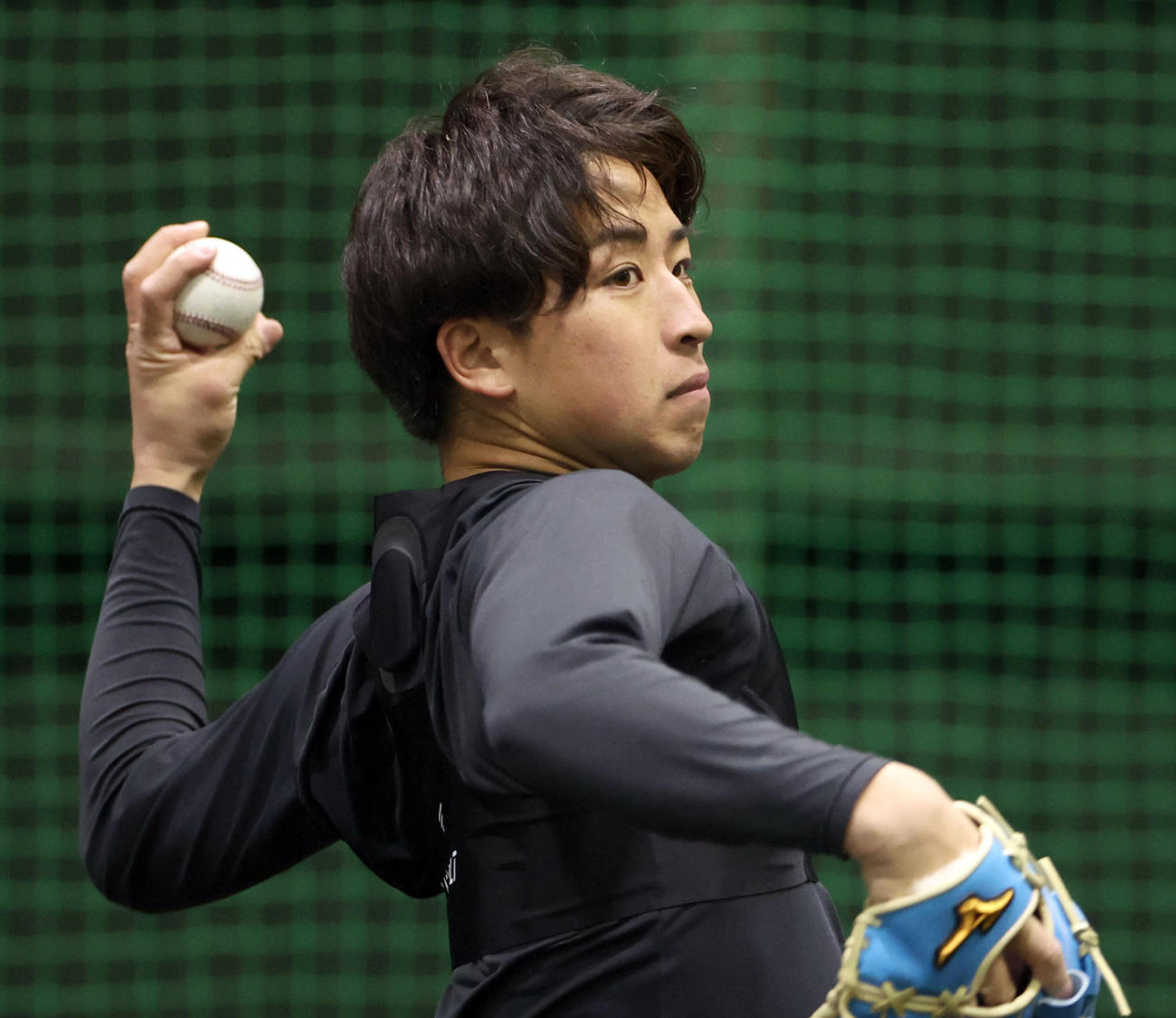 ブルペンで投球する日本ハム細野（撮影・佐藤翔太）