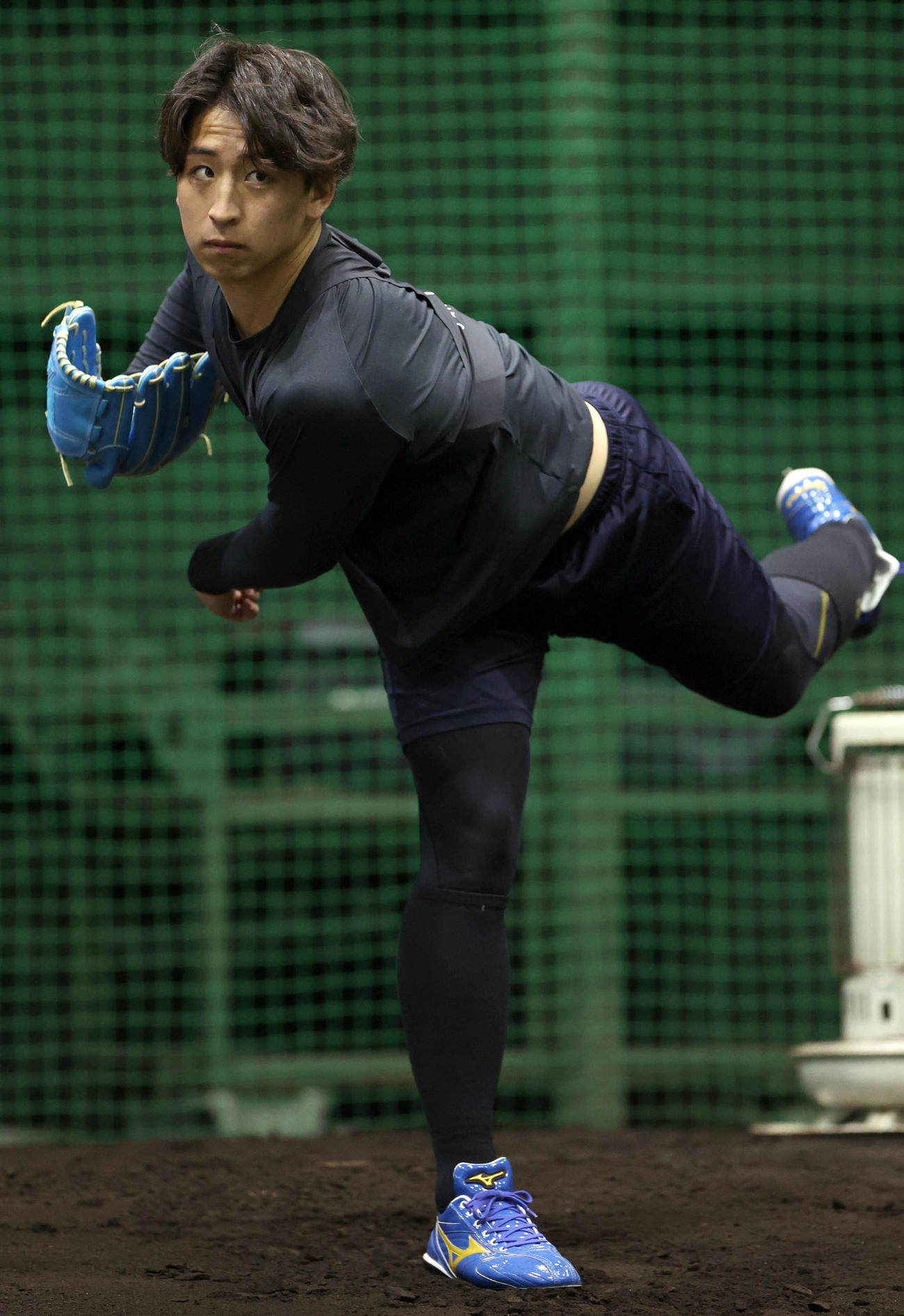 ブルペンで投球する日本ハム細野（撮影・佐藤翔太）