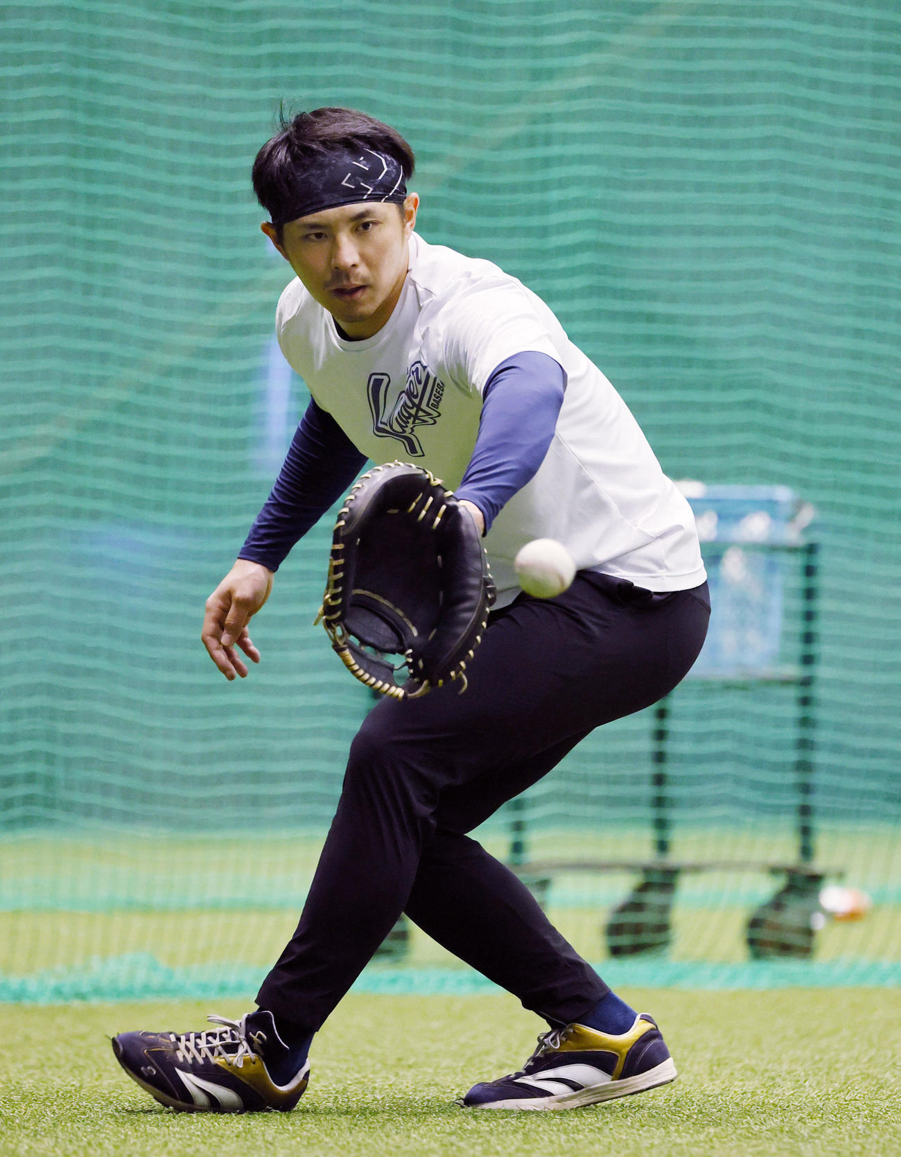 ノックを受けるオリックス若月（撮影・藤尾明華）