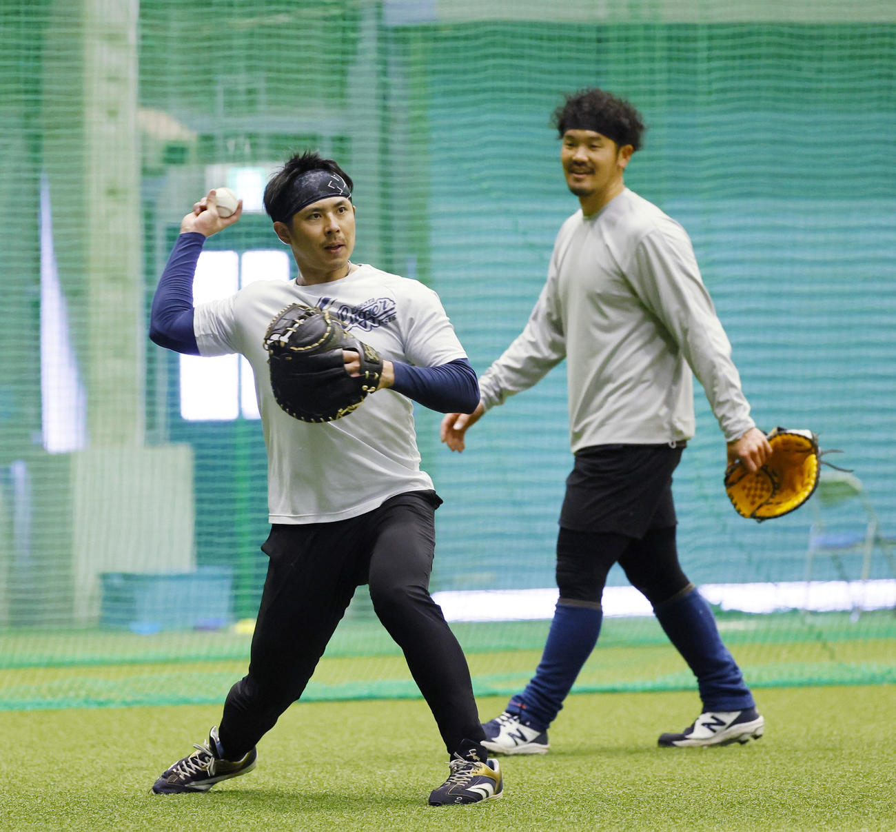 ノックを受けるオリックス若月（左）とTー岡田（撮影・藤尾明華）